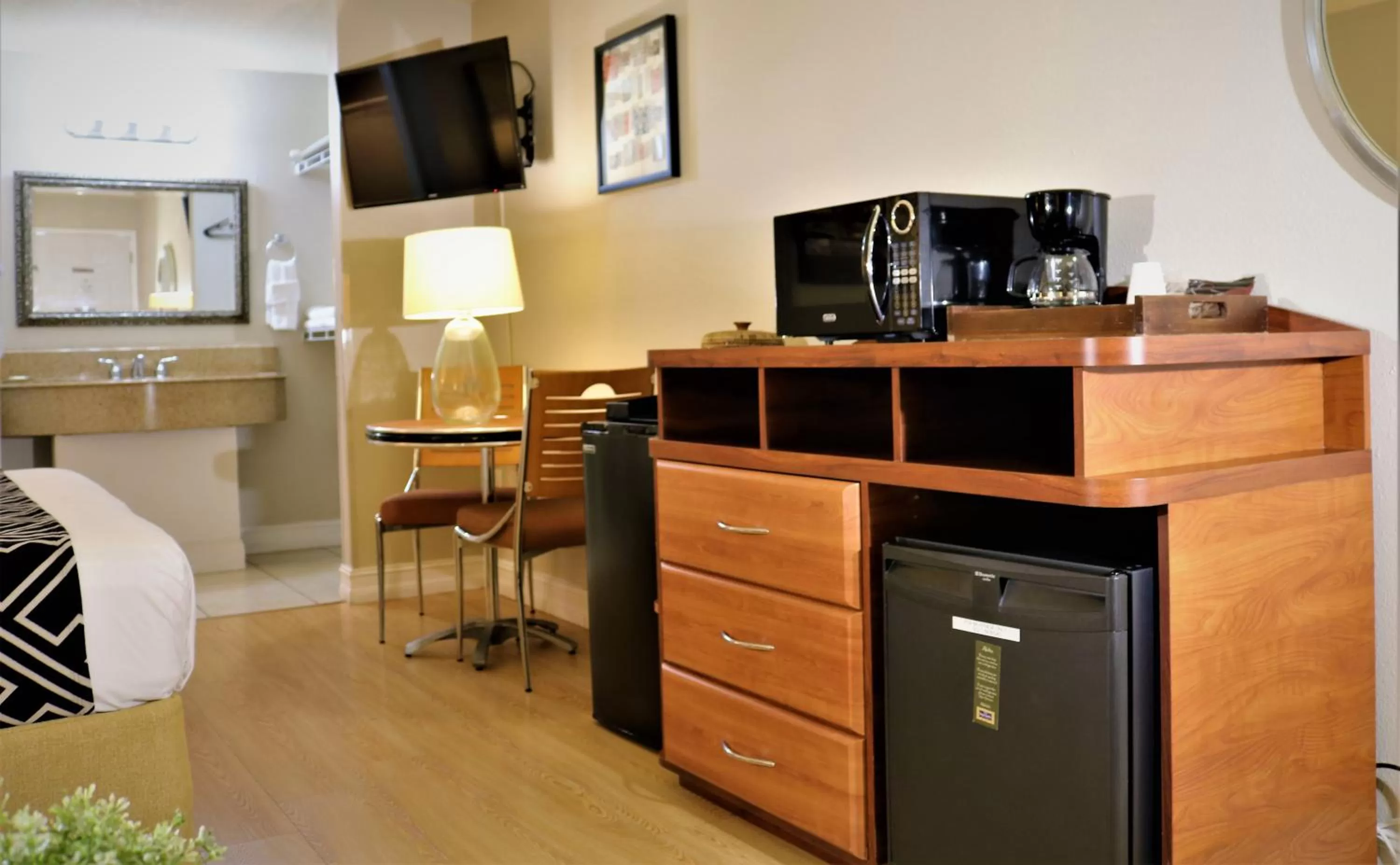 Photo of the whole room, TV/Entertainment Center in Monte Carlo Inn- Near Disney