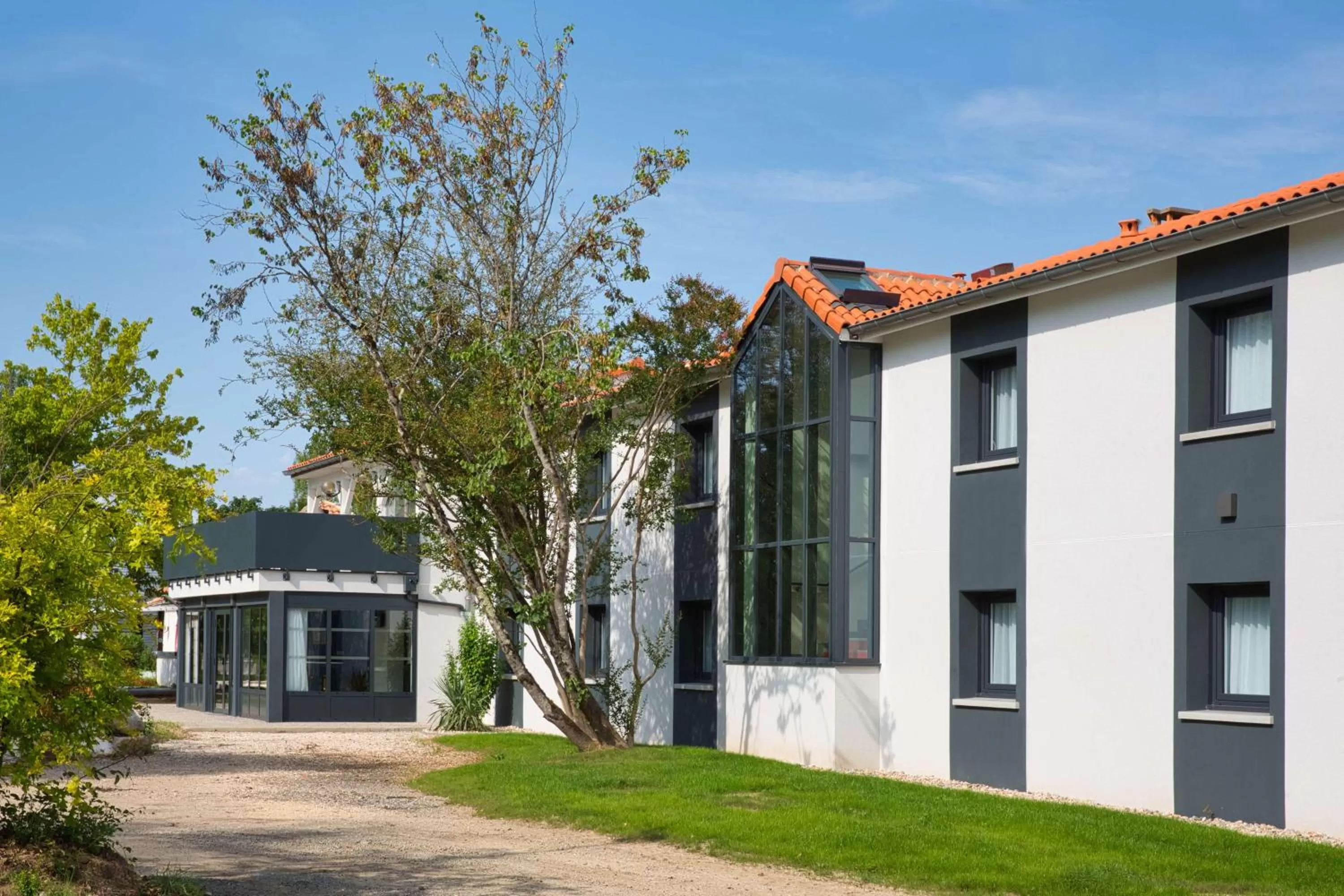 Property building in Sure Hotel by Best Western Les Portes de Montauban