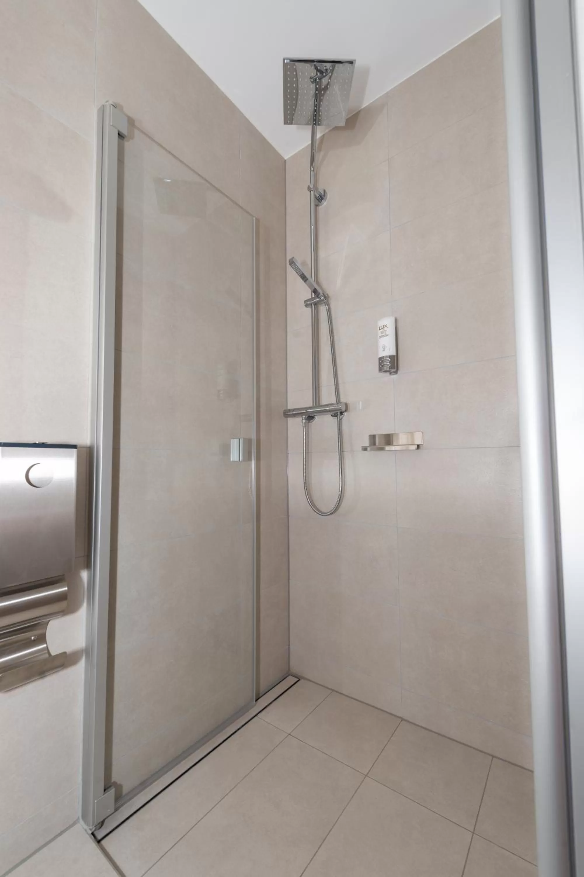 Shower in Boutique Hotel BS16 before Bern City Parking gratis