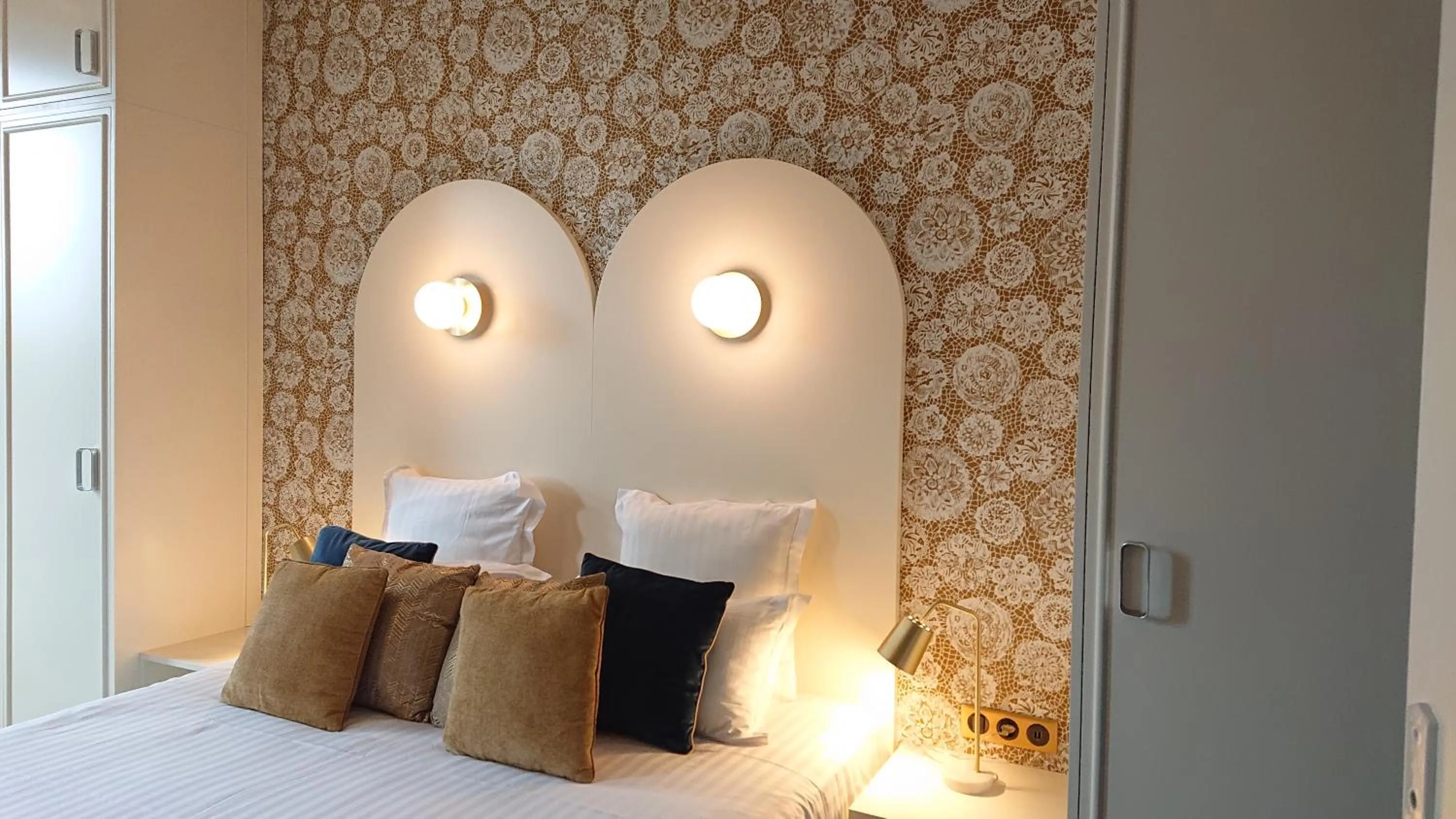 Garden view, Bed in Hôtel The Originals Résidence de Rohan (EX RELAIS DU SILENCE)