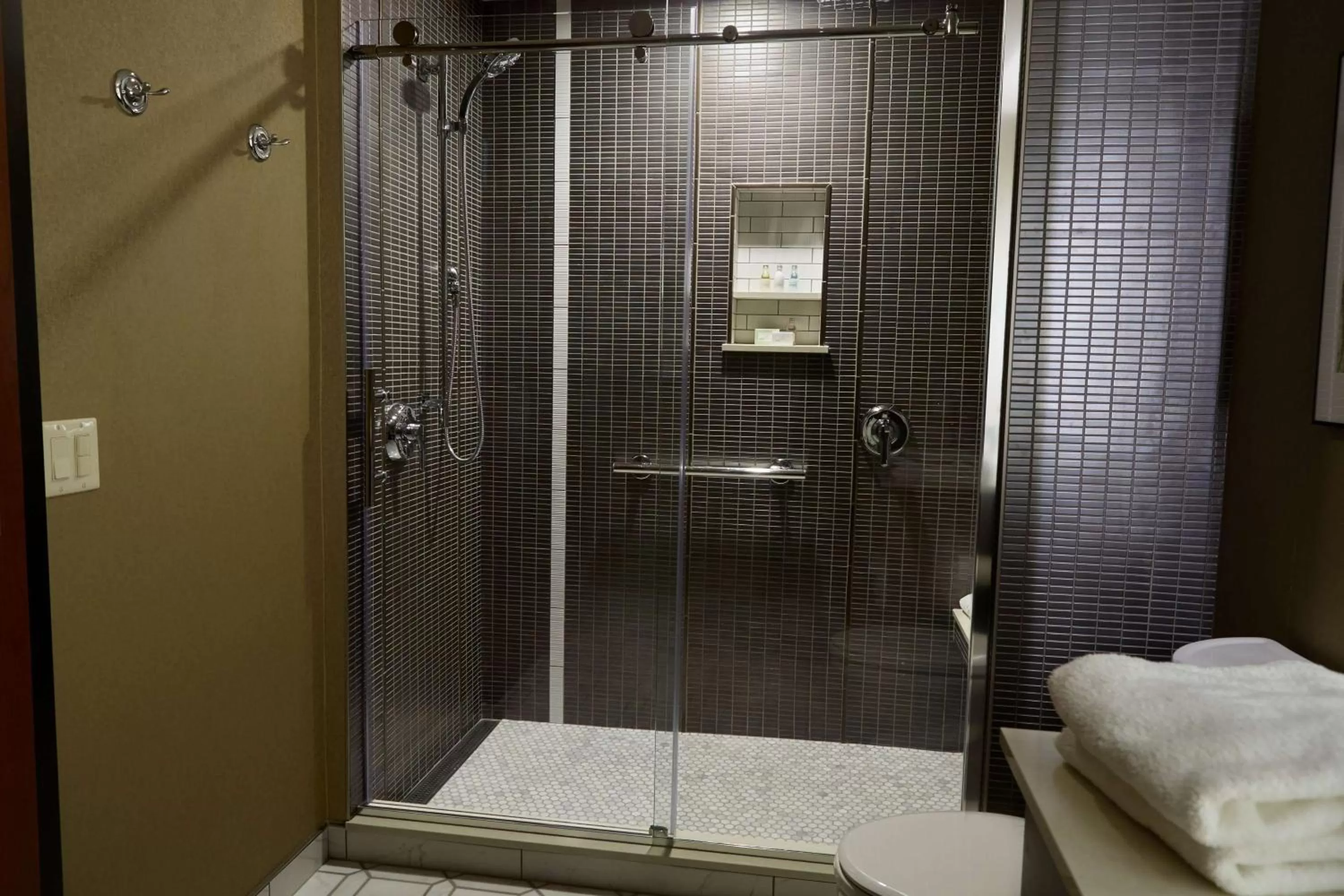 Shower in Best Western Premier Park Hotel