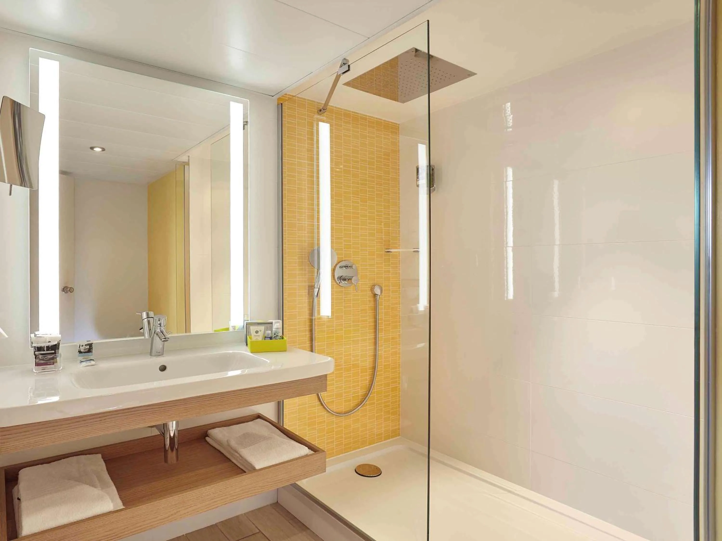 Photo of the whole room in Mercure Le Havre Centre Bassin Du Commerce