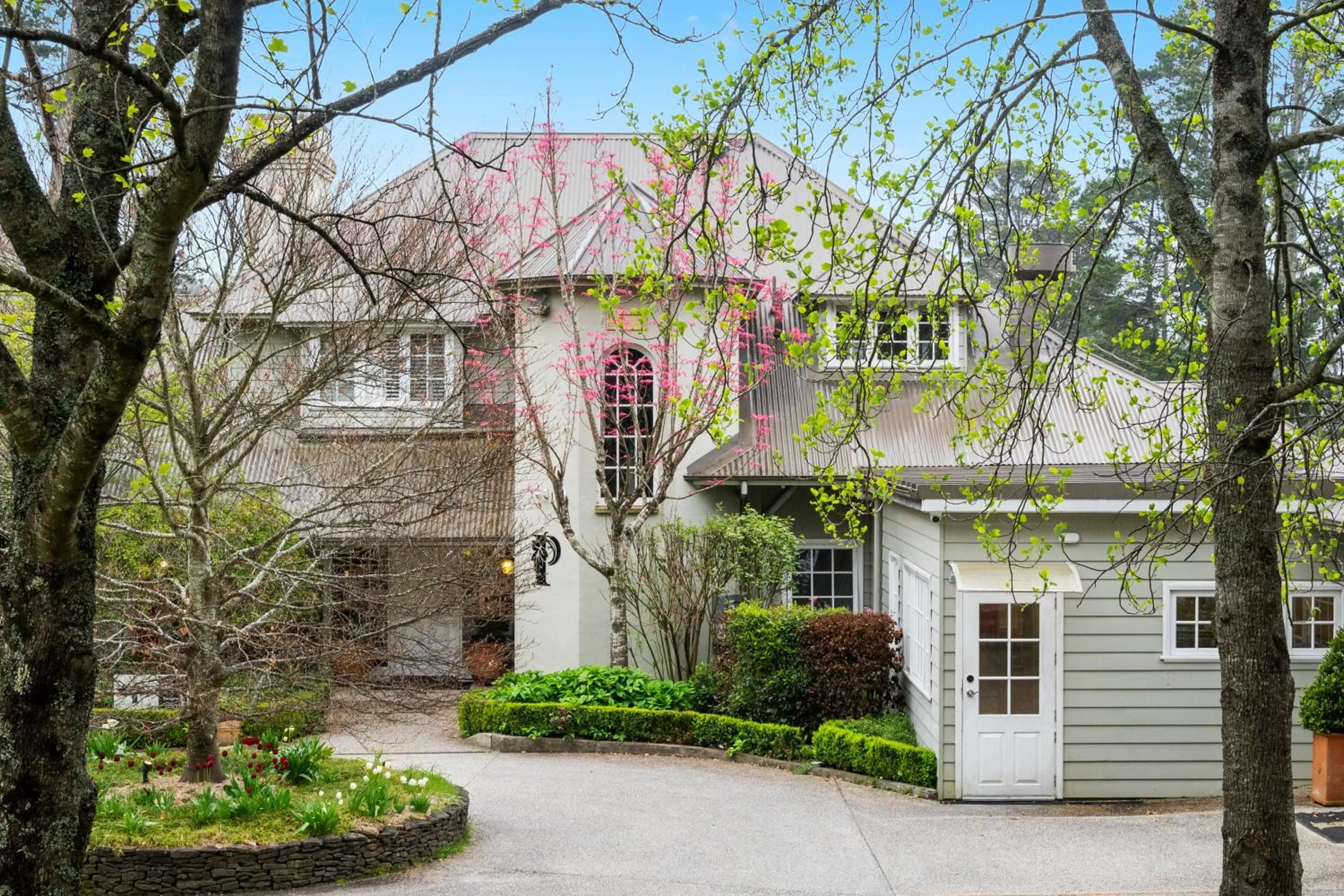 Property building in Parklands Country Gardens & Lodges Blue Mountains