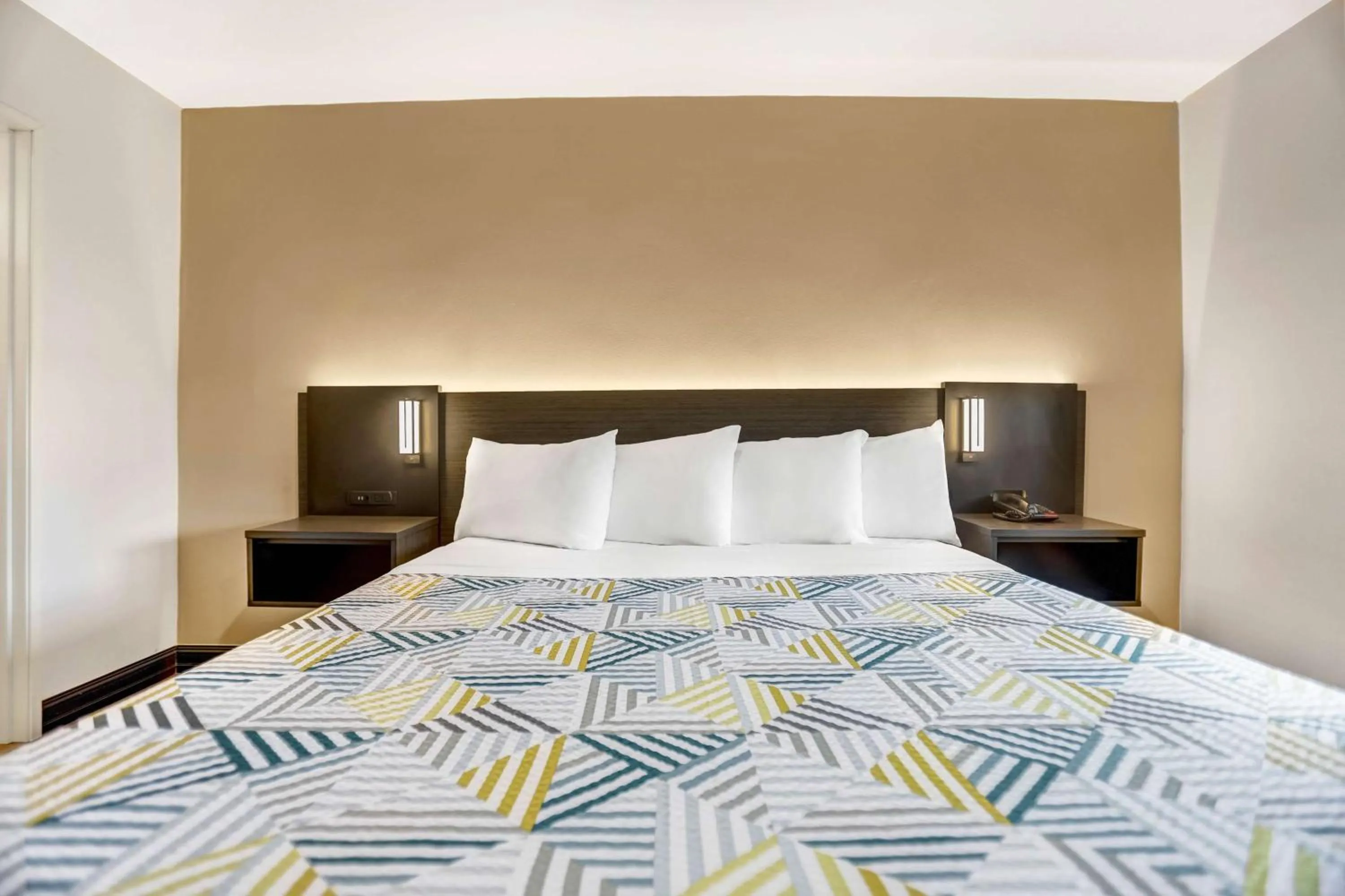 Bedroom, Bed in Motel 6 San Diego, CA Airport Harbor