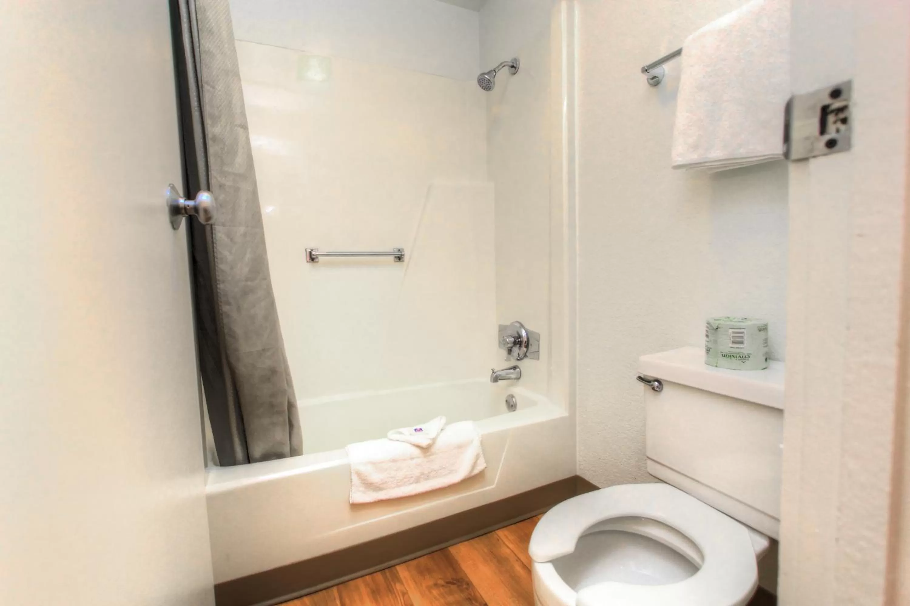 Bathroom in Howard Johnson by Wyndham Harrisonburg