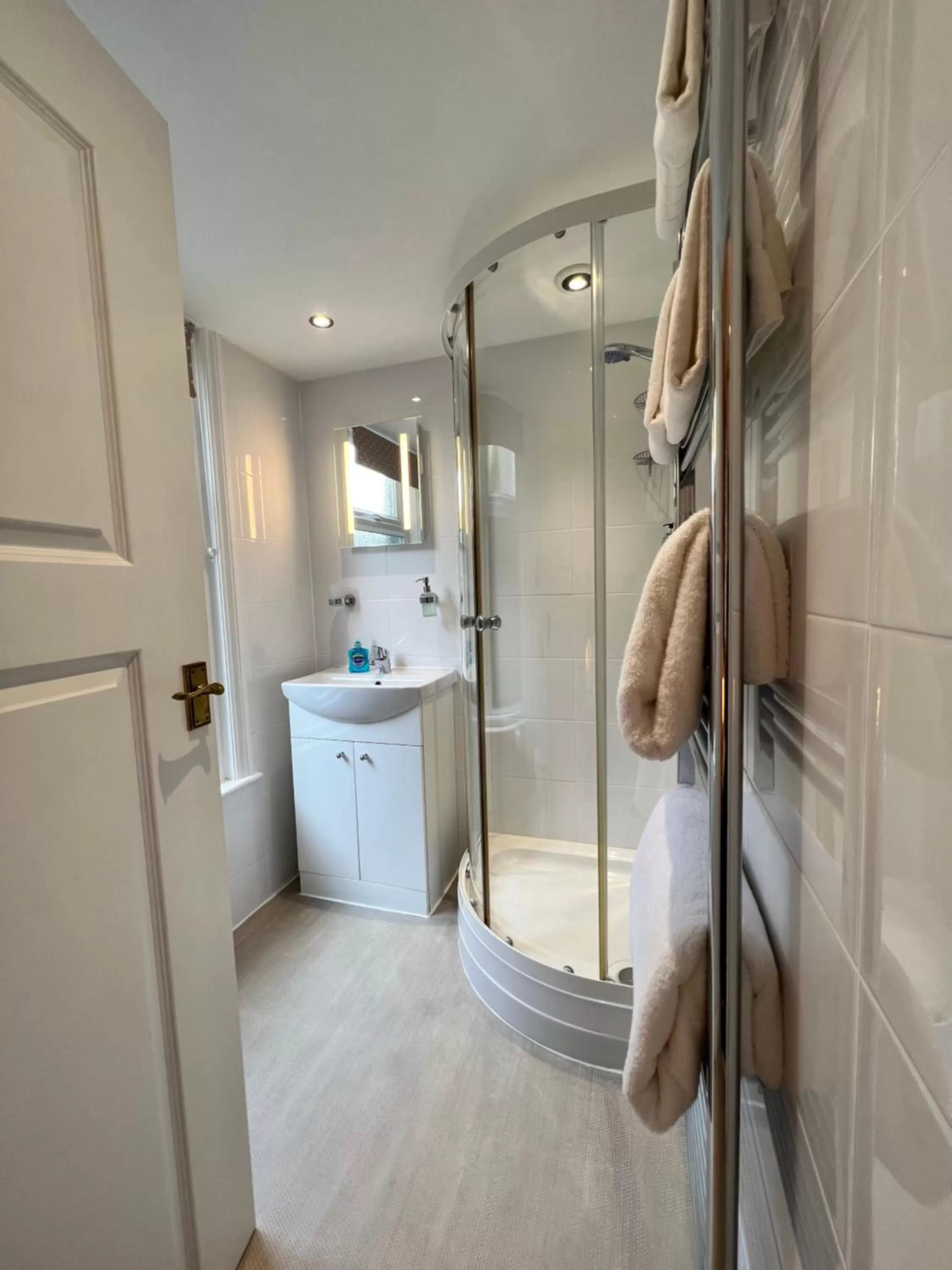 Property building, Bathroom in Birkdale Guest House