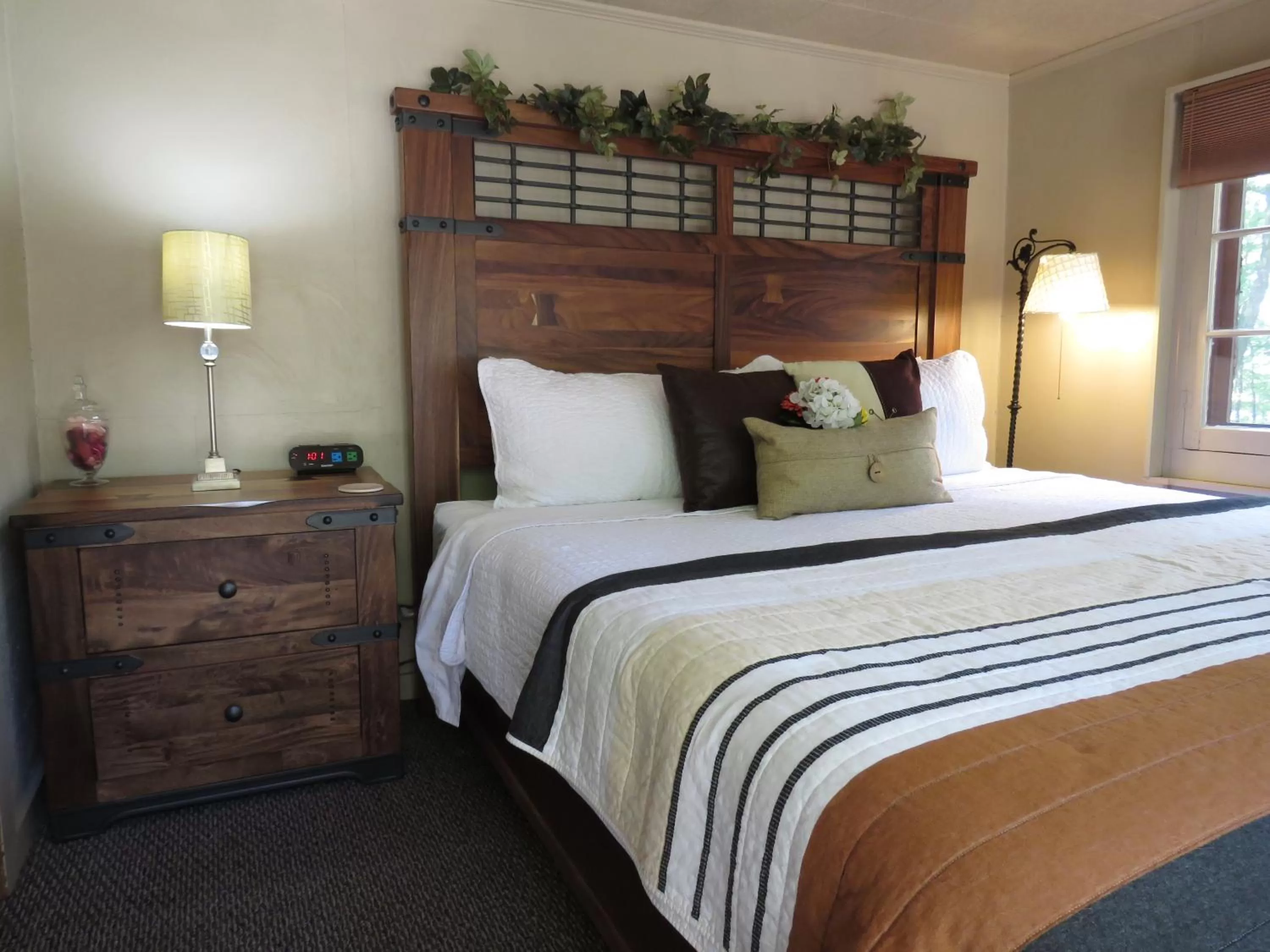 Deluxe King Suite in Tall Pines Inn