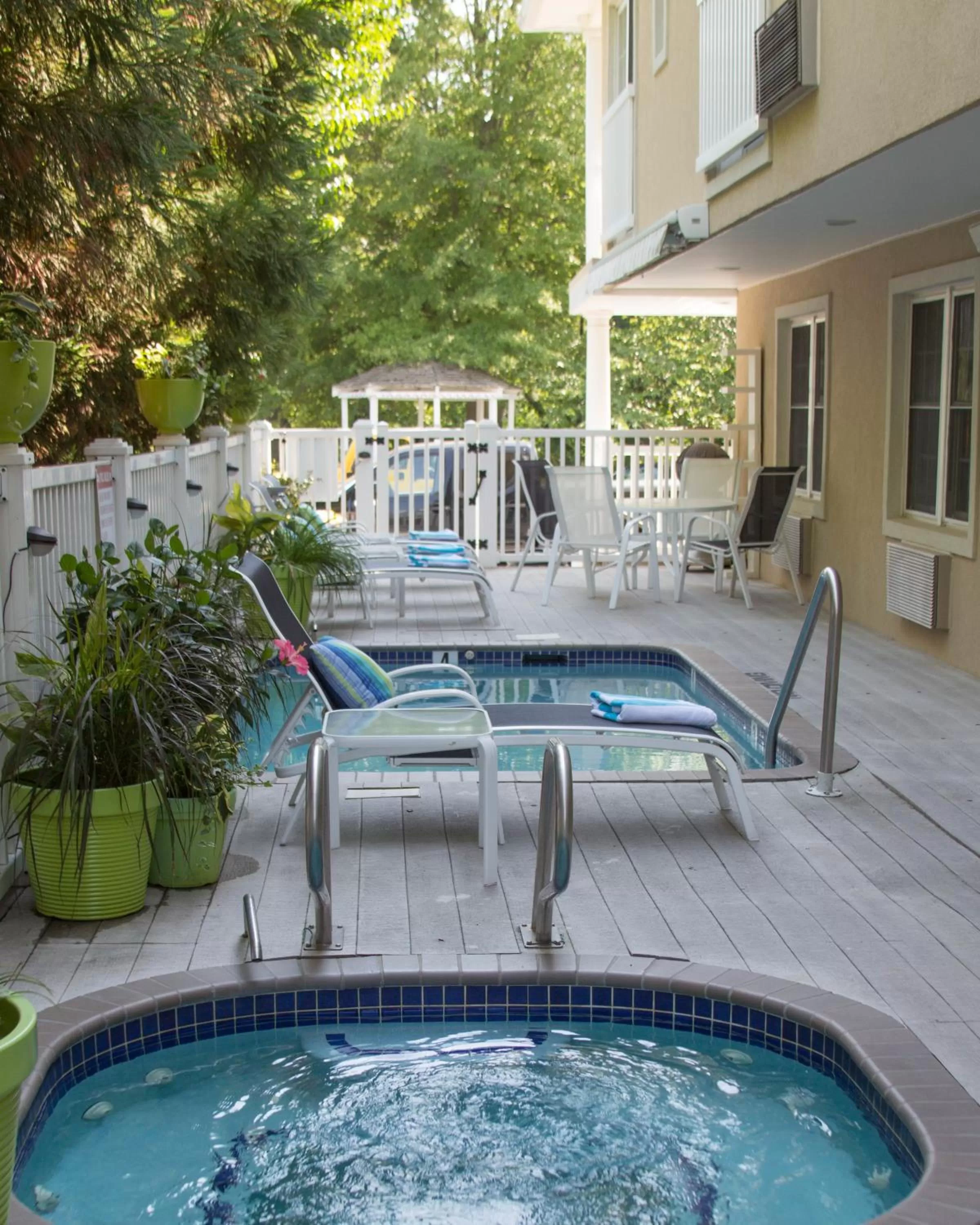 Hot Tub in Canalside Inn