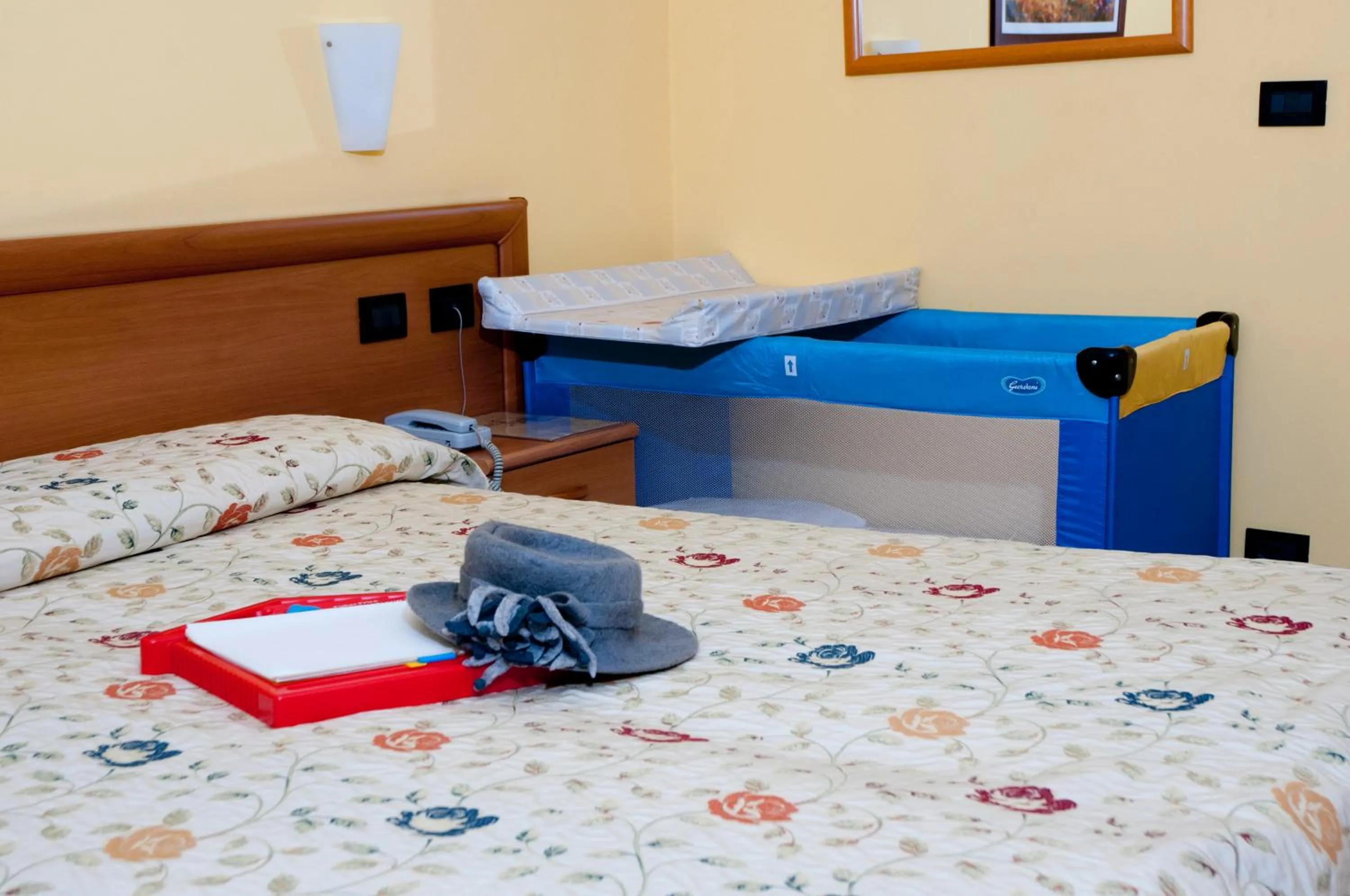 cot, Bed in Hotel Agata