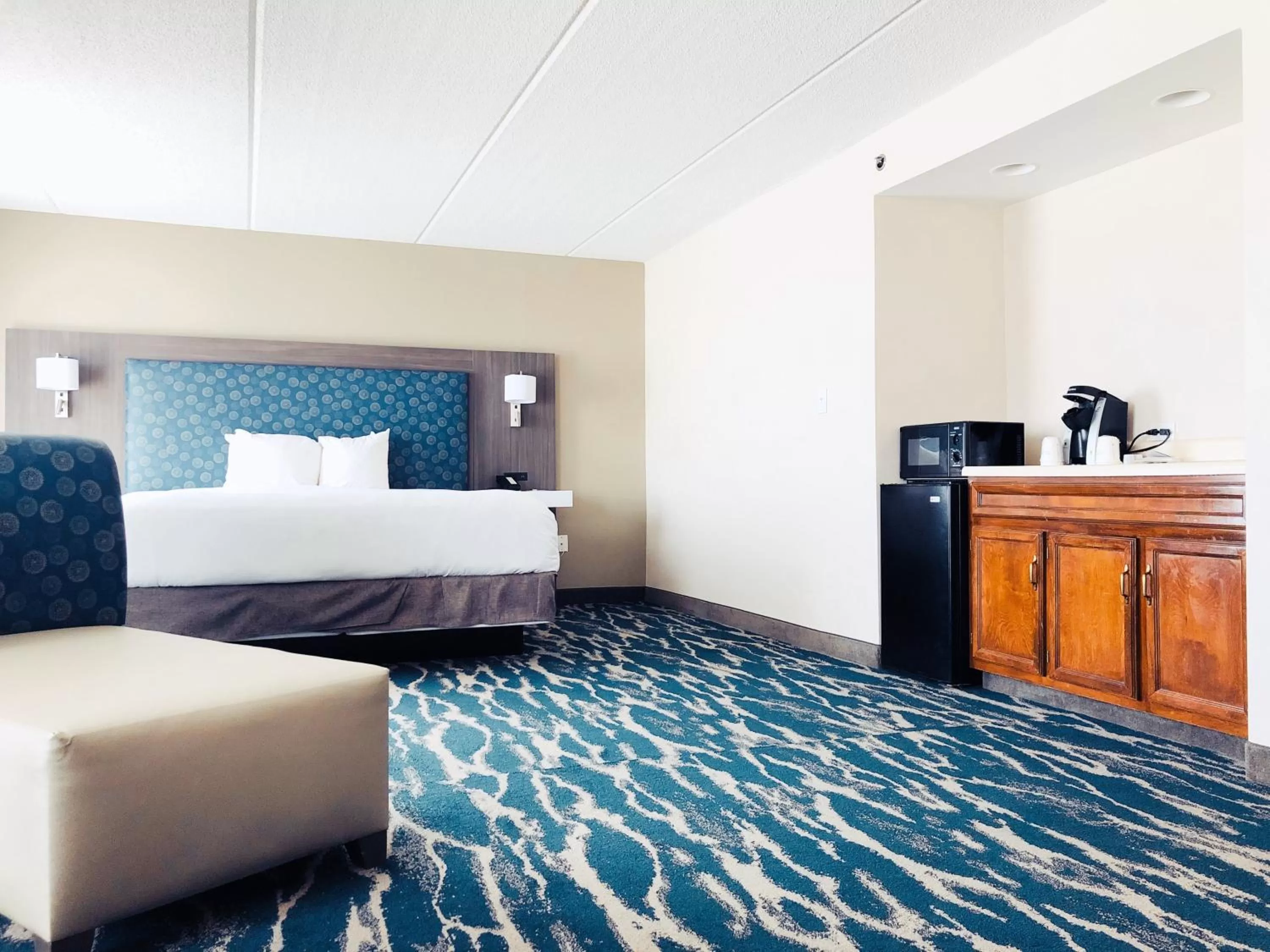 Photo of the whole room, Bed in Comfort Inn & Suites Greenville Near East Carolina University