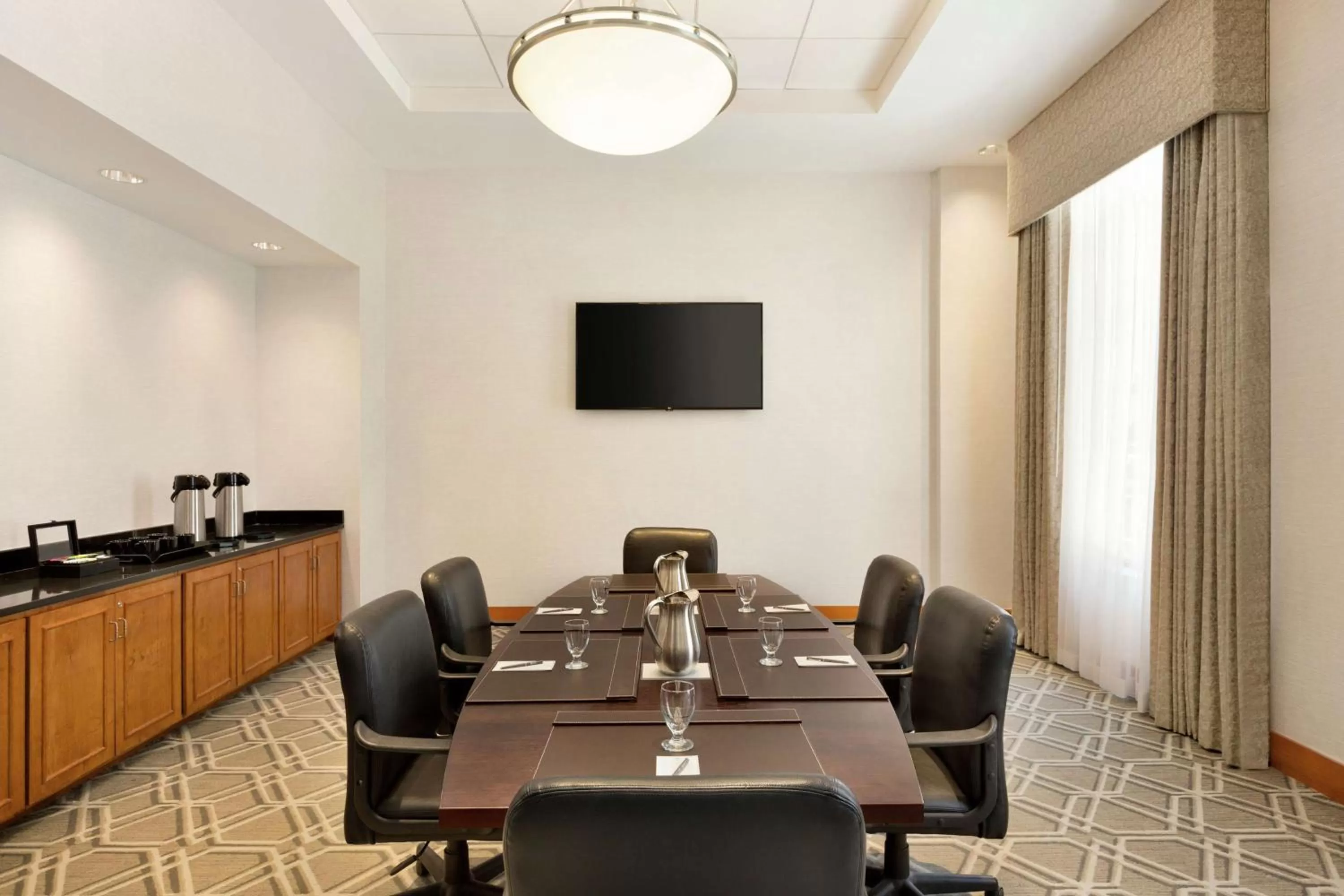 Meeting/conference room in Embassy Suites Boston at Logan Airport