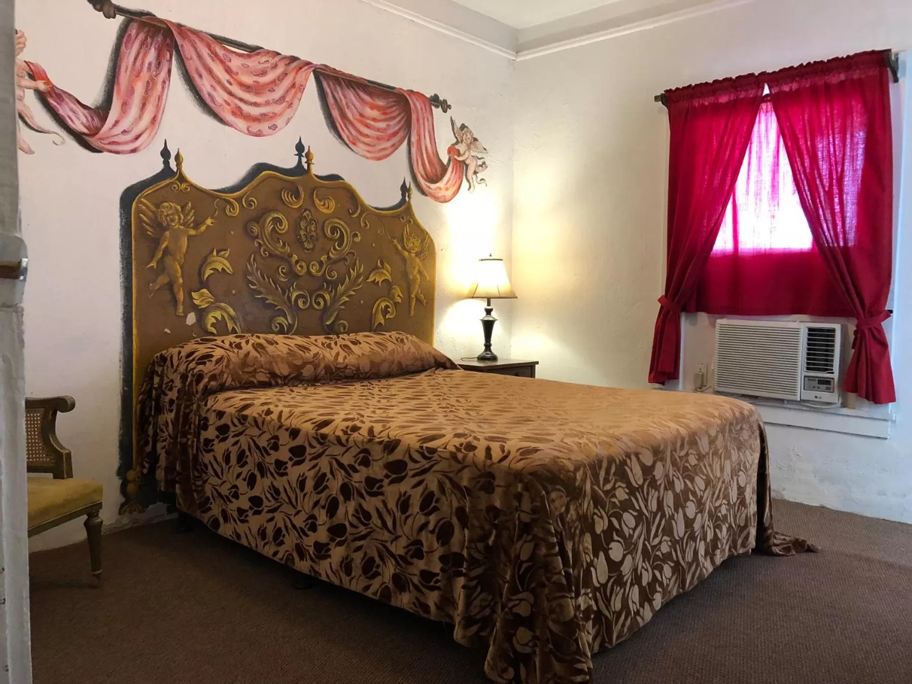 Bed in Amargosa Opera House & Hotel
