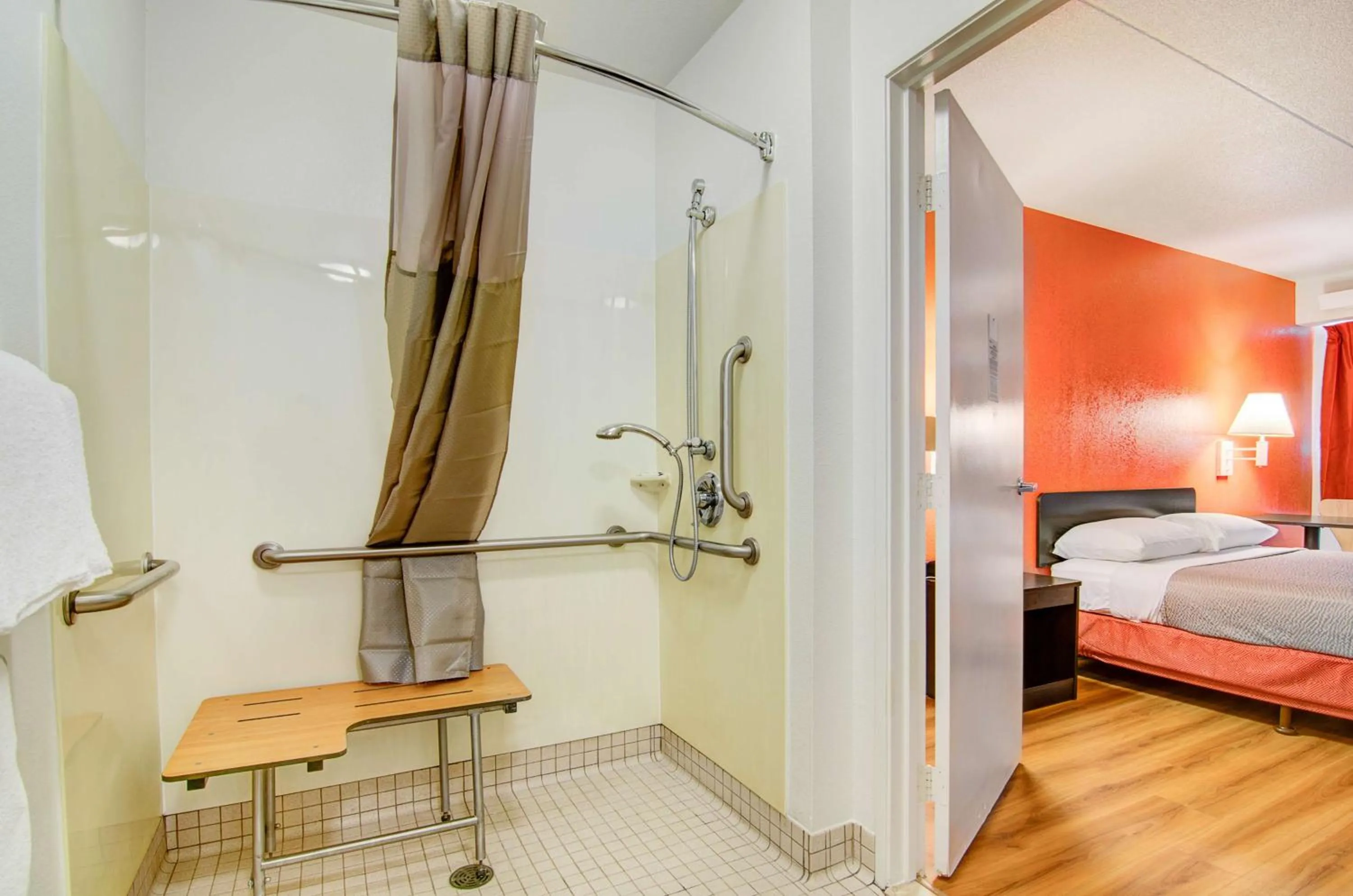 Bathroom, Bed in Motel 6-Springfield, MO - North