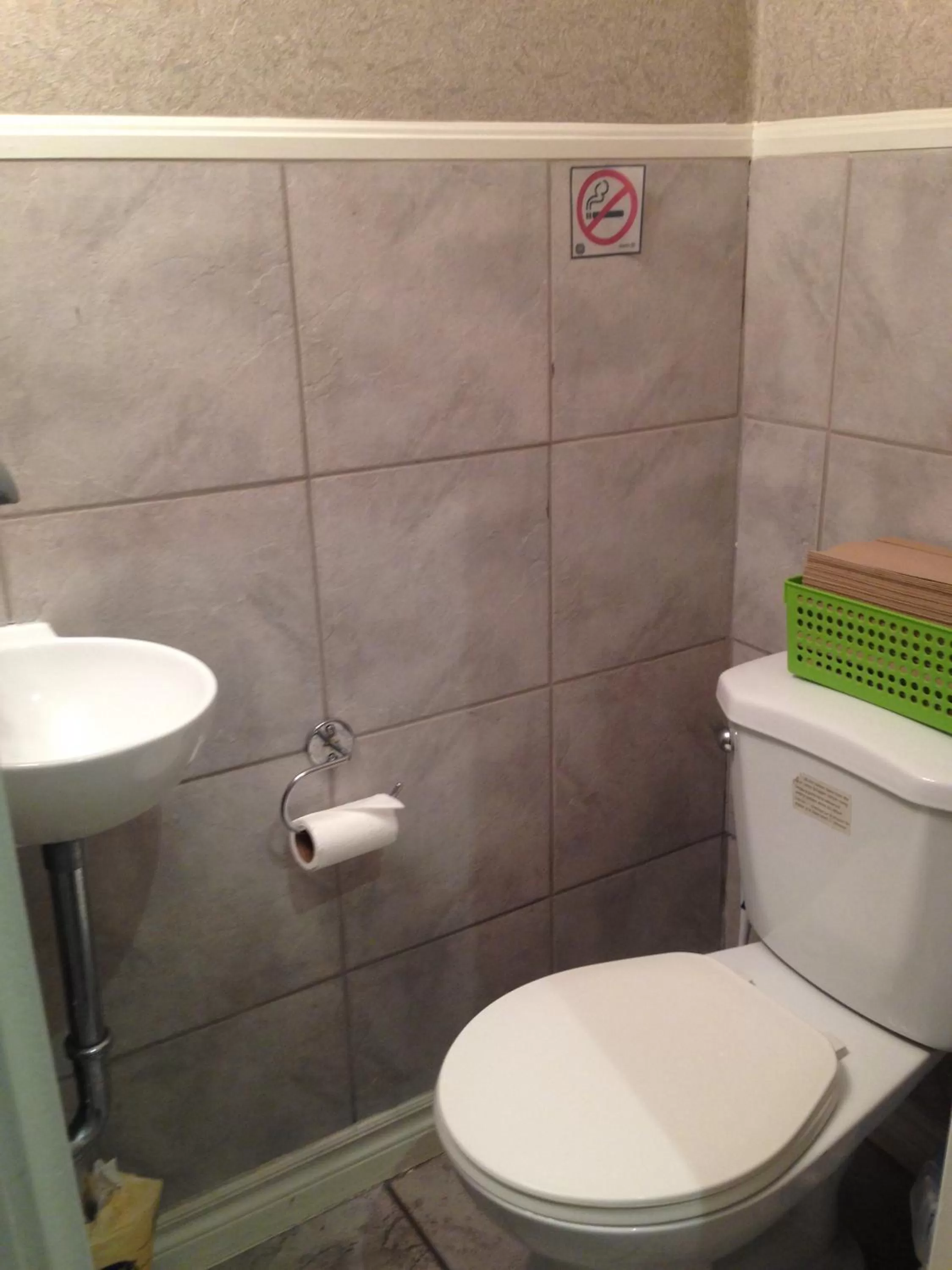 Bathroom in The Rex Hotel Jazz & Blues Bar