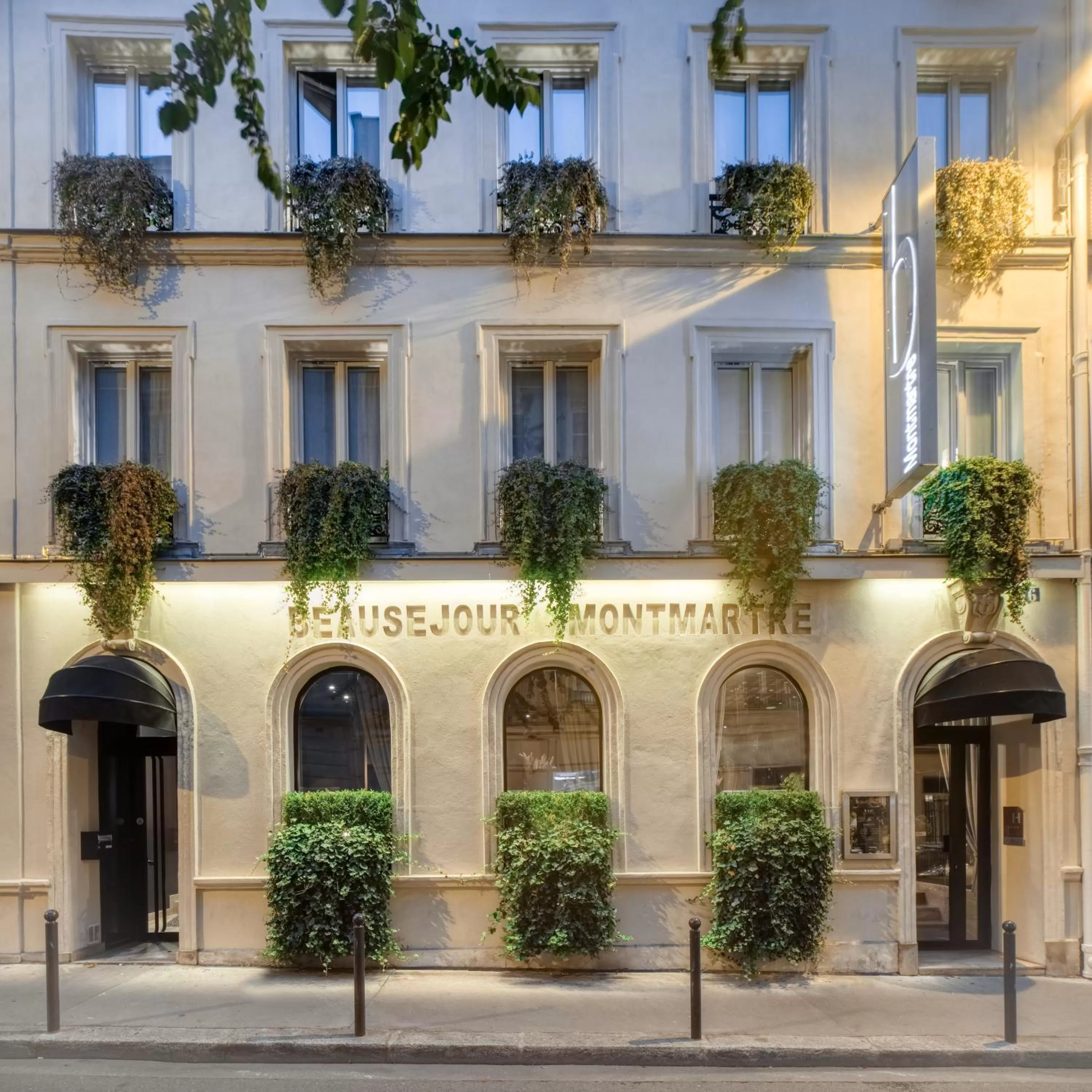 Property building in B Montmartre