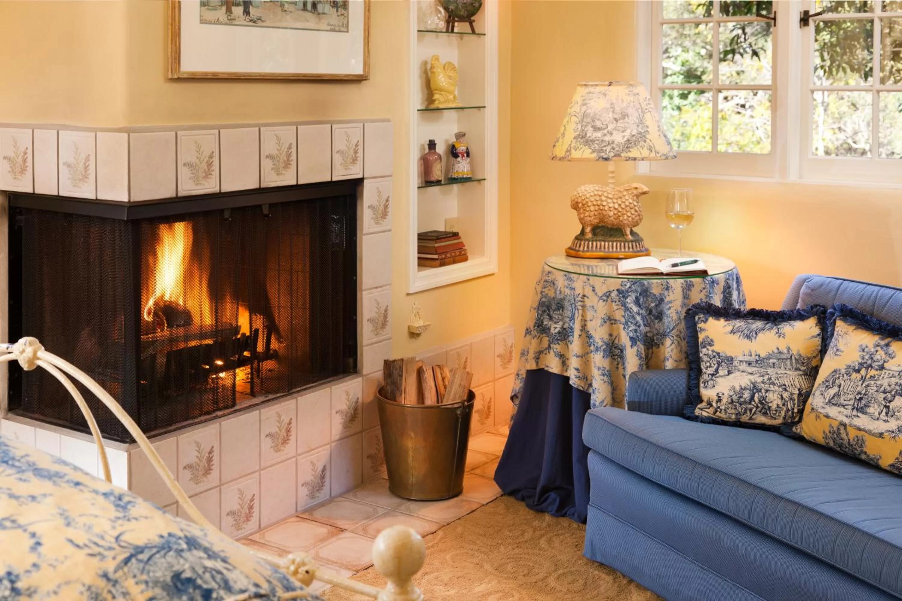 Bed in Old Monterey Inn