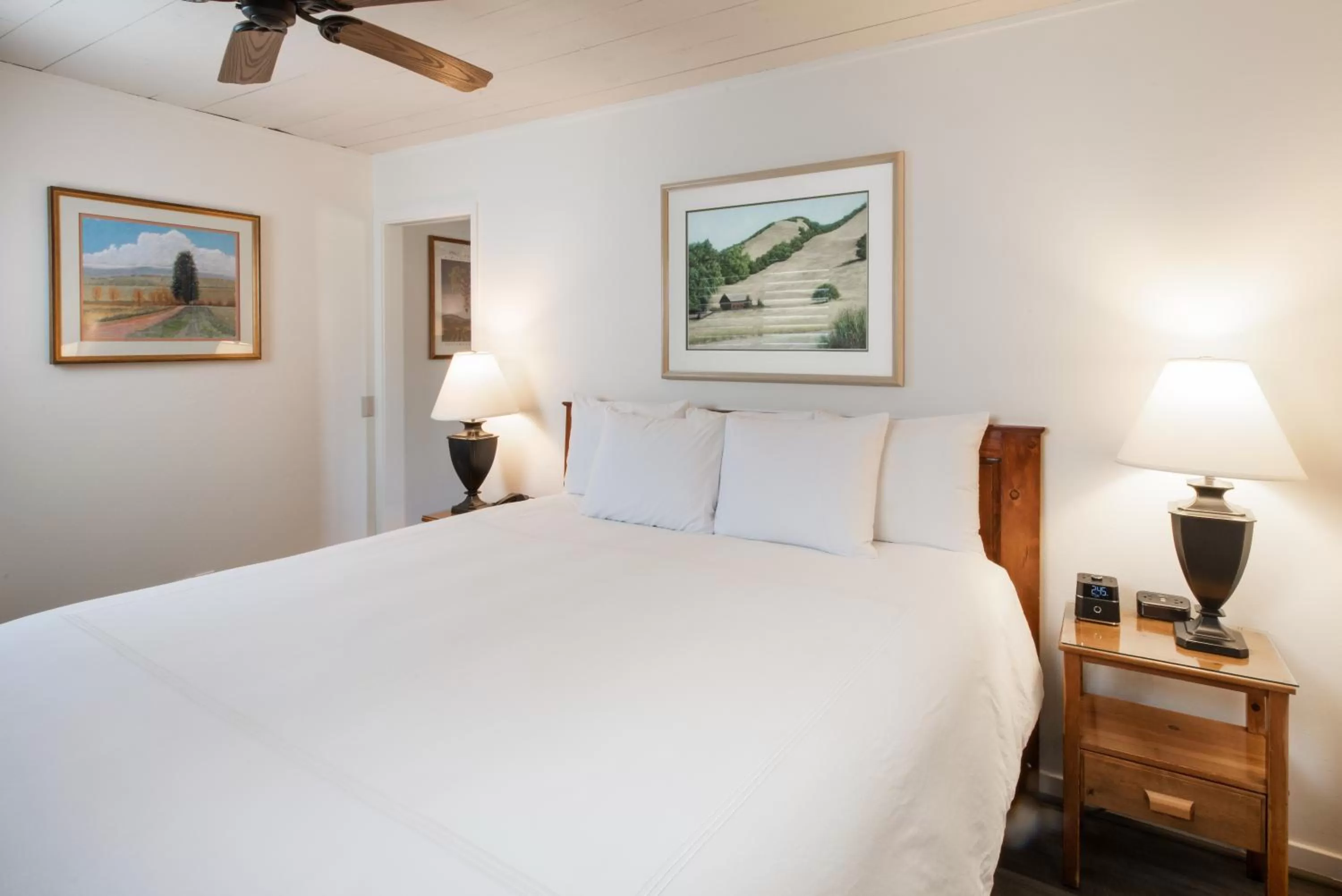 Bedroom, Bed in El Pueblo Inn