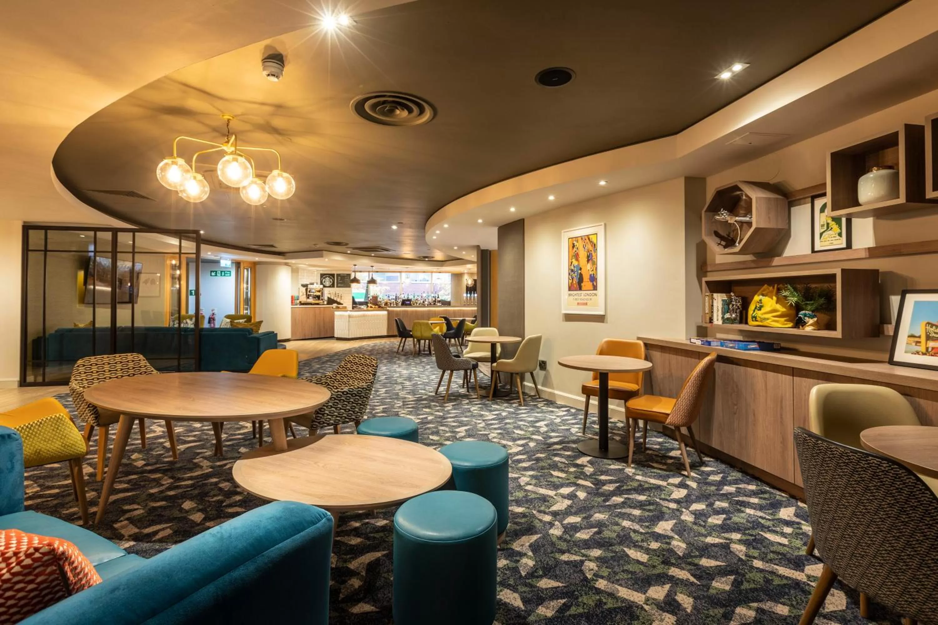 Lounge or bar in Holiday Inn London - Regent's Park by IHG