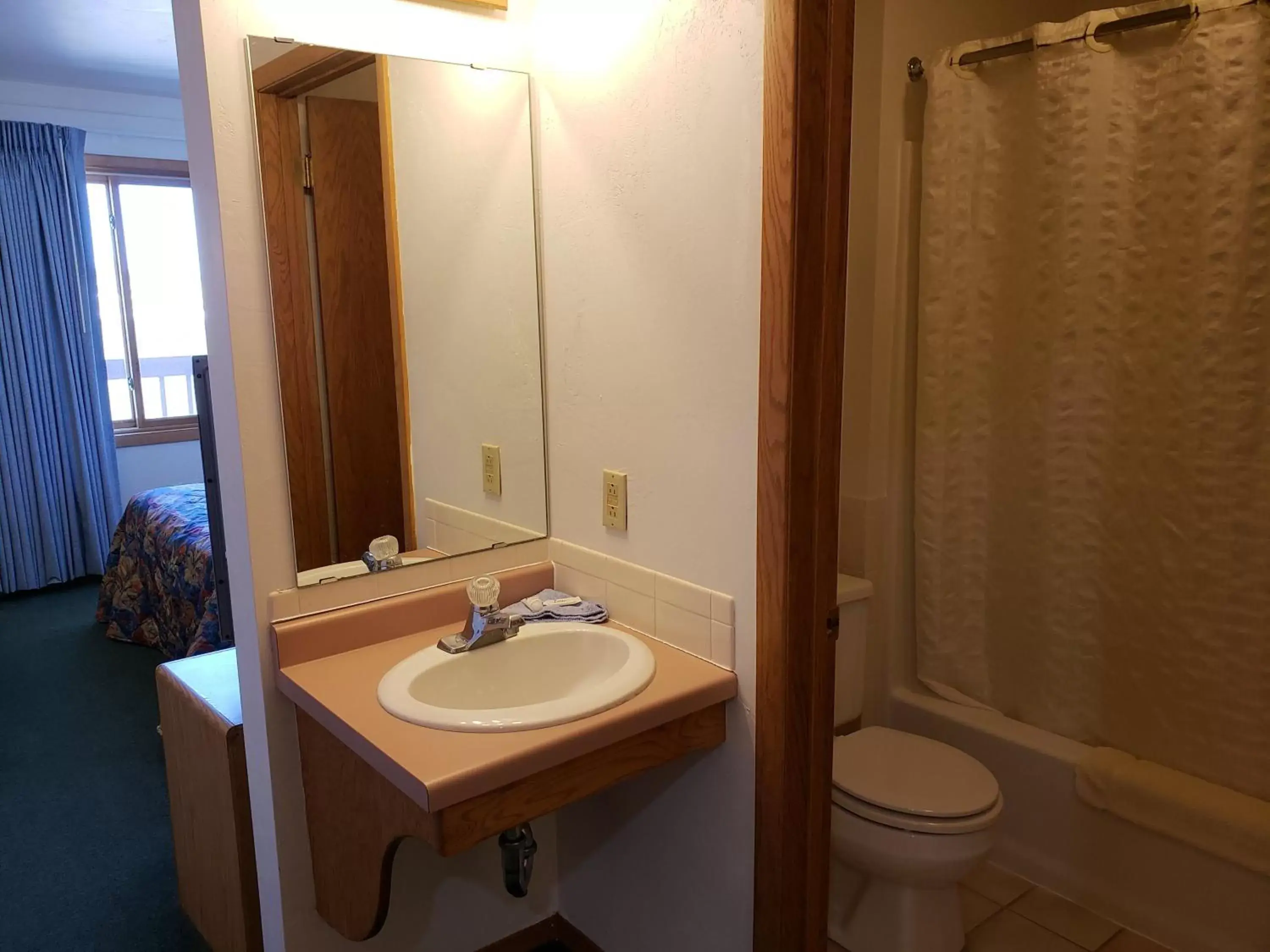 Deluxe Queen Room in Algoma Beach Motel Deluxe Queen Room in Algoma Beach Motel