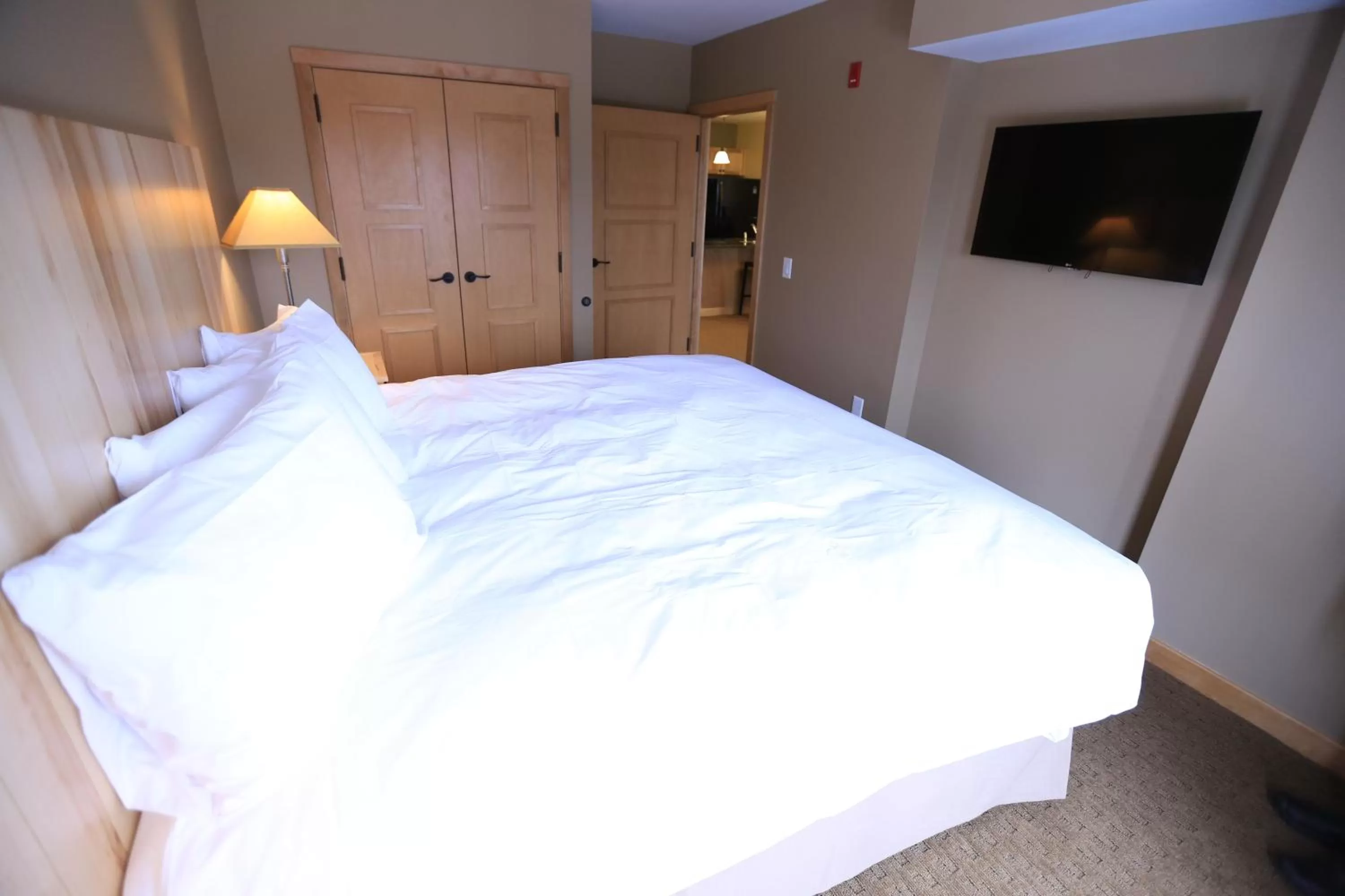 Bedroom, Bed in Burke Mountain Hotel