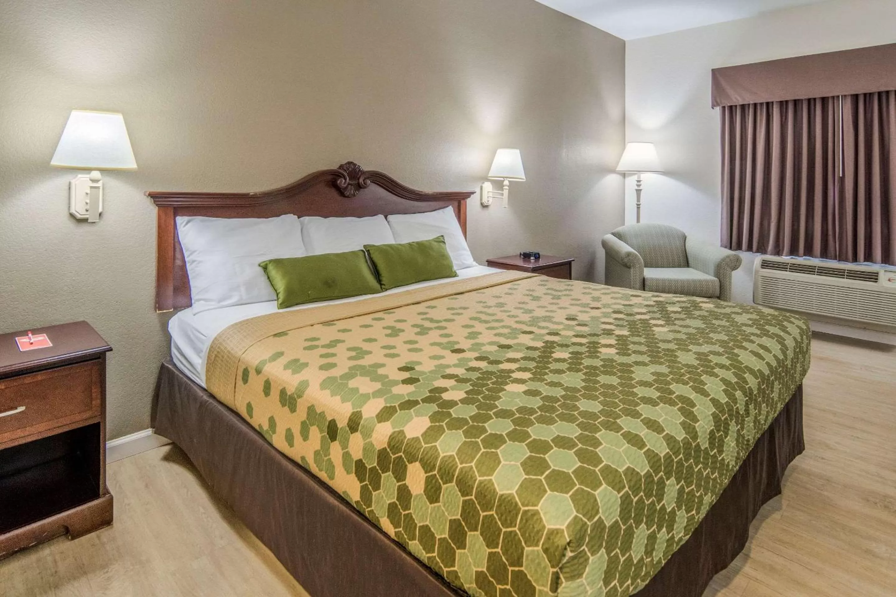 Photo of the whole room, Bed in Econo Lodge Weatherford