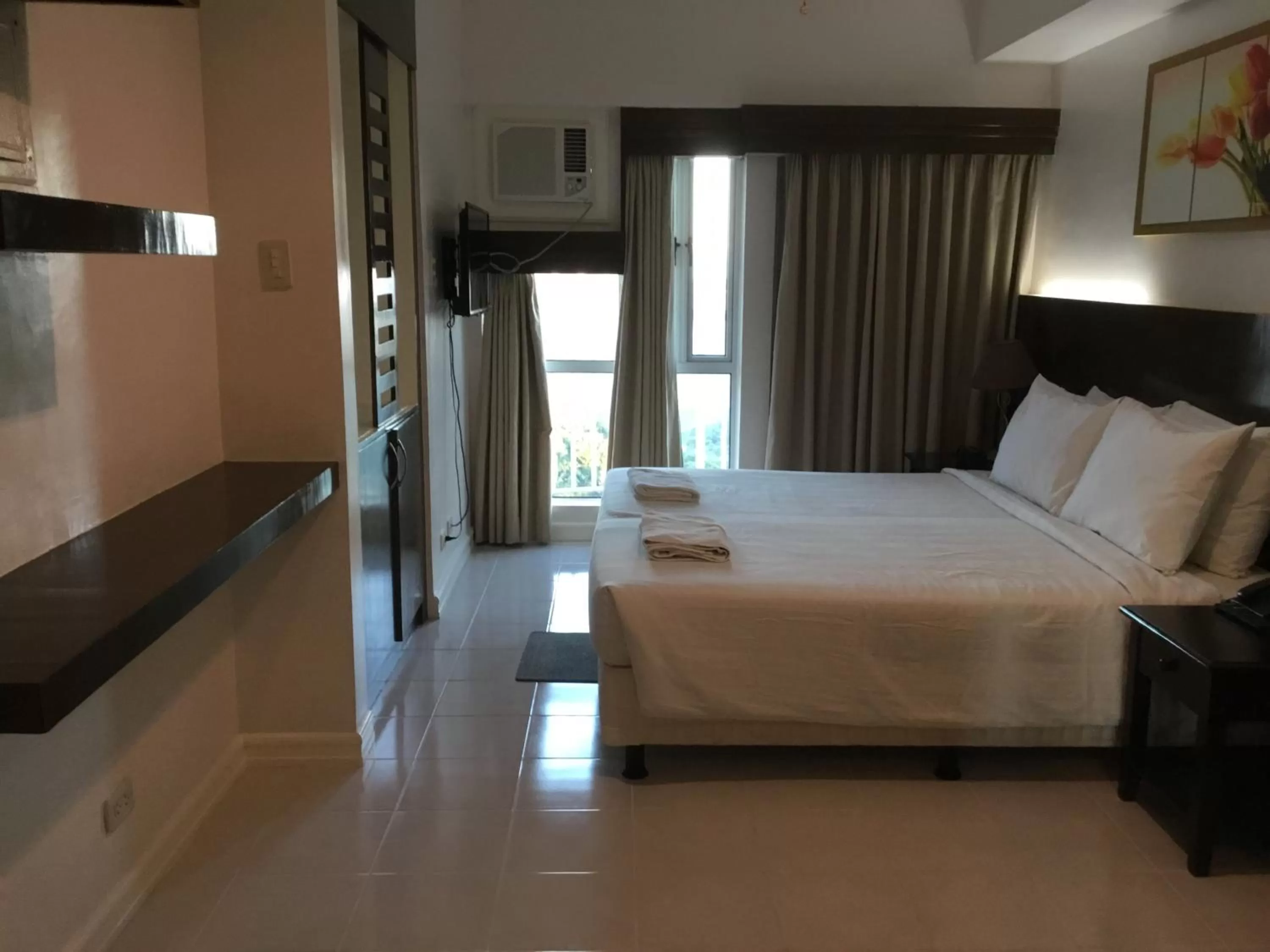Bed in Condo with Free Swimming Pool & Viewing Deck