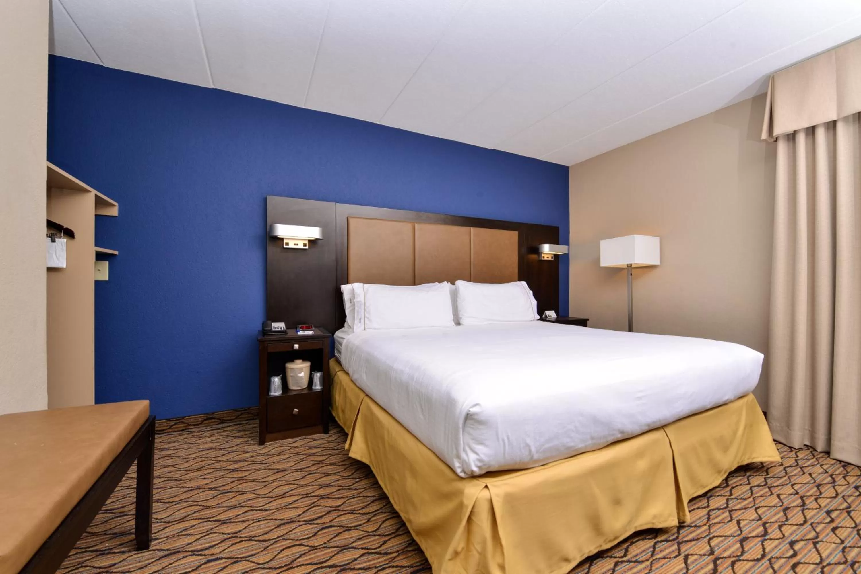 Photo of the whole room, Bed in Holiday Inn Express Hunt Valley by IHG