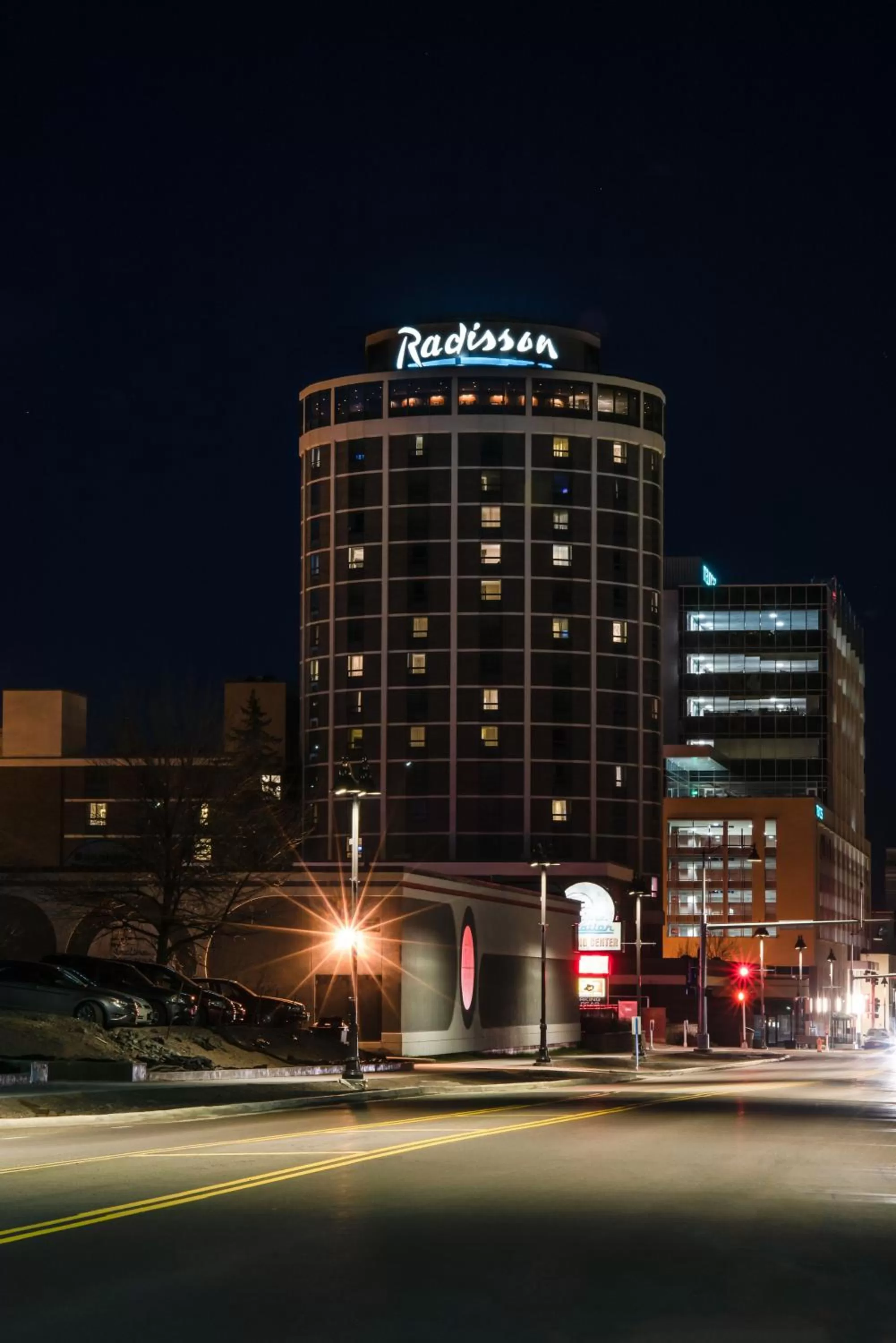 Property building in Radisson Hotel Duluth-Harborview