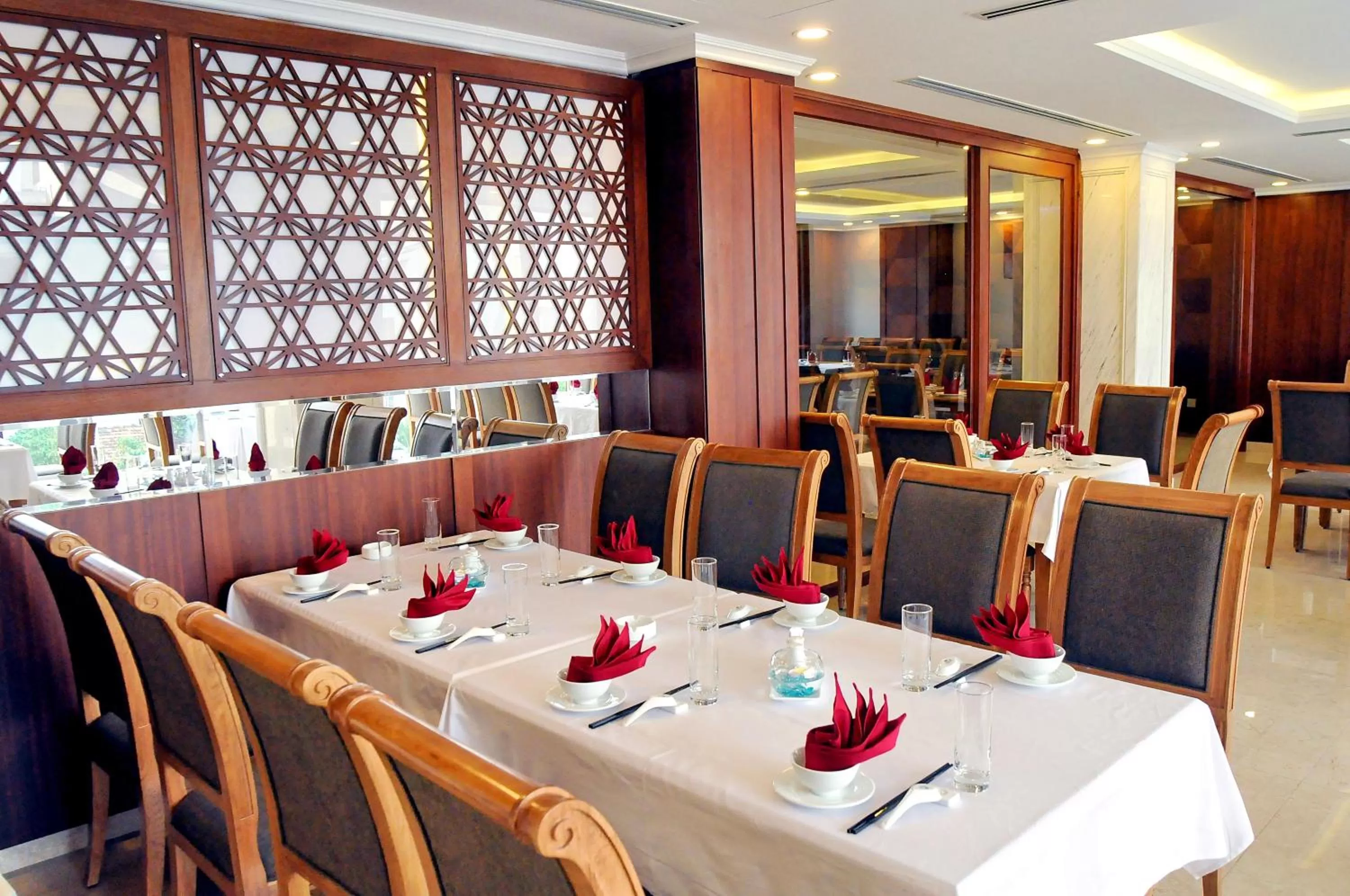 Restaurant/places to eat in Apus Hotel