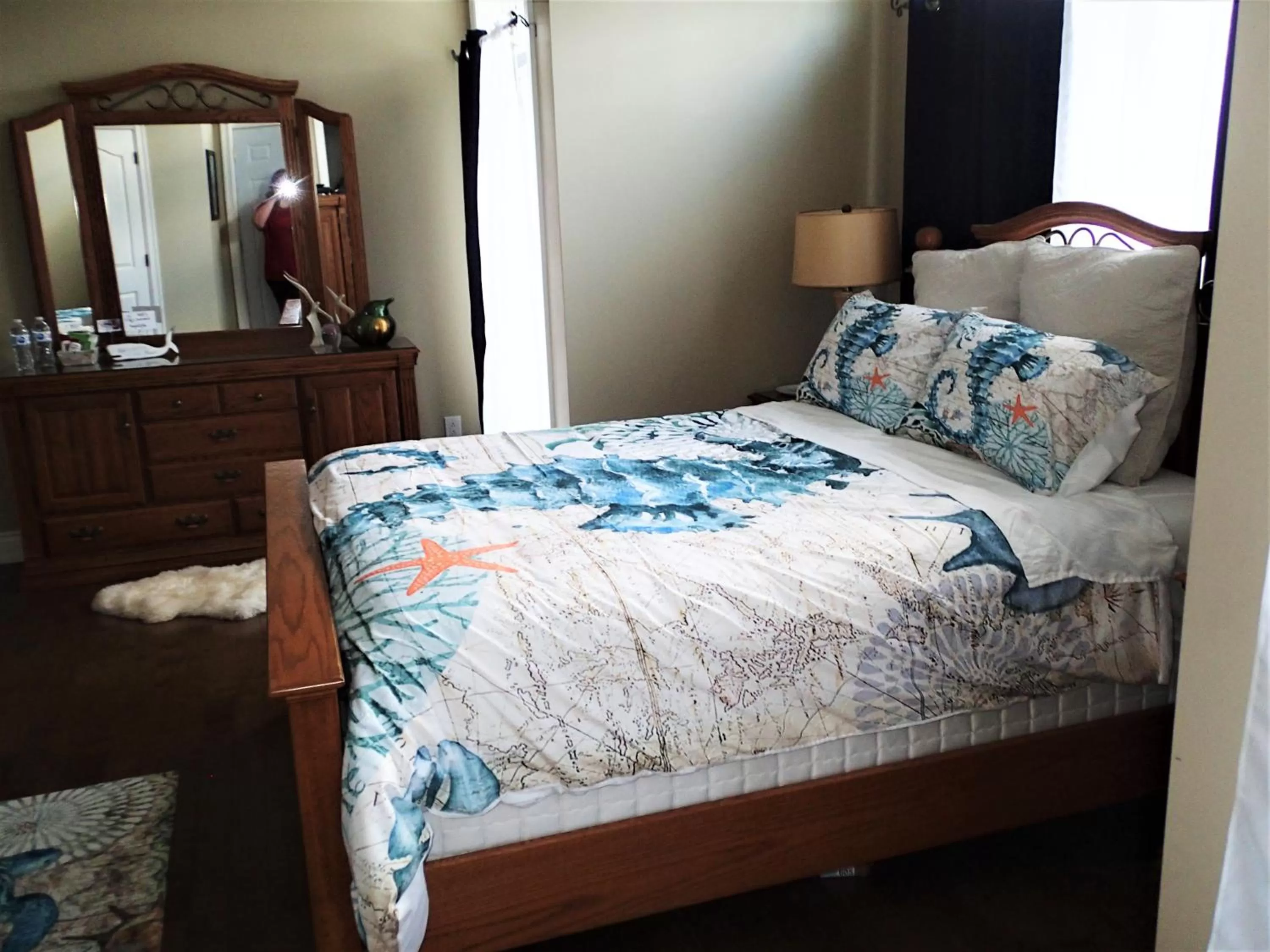 Bed in The Cozy Fox BNB-Woodland Room