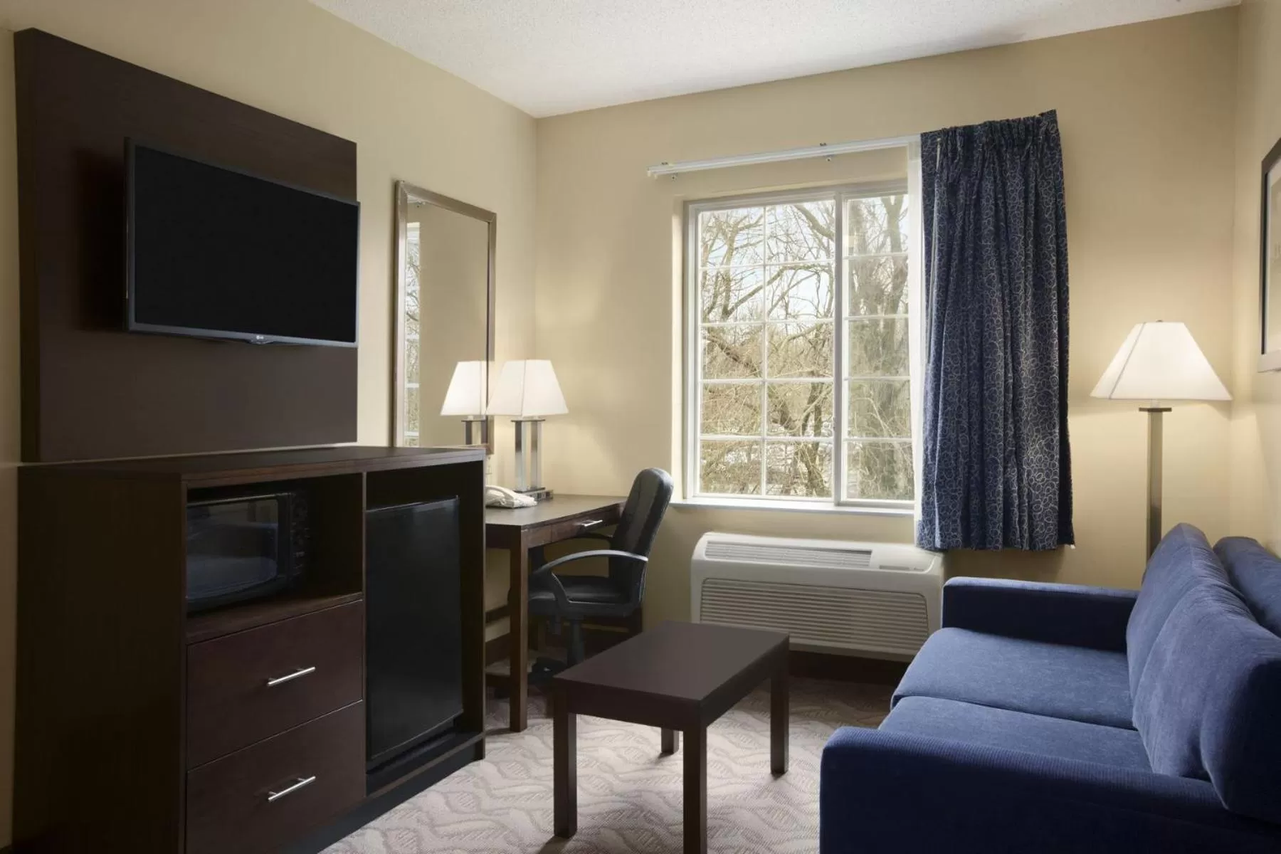 TV and multimedia, Bed in Days Inn & Suites by Wyndham Cherry Hill - Philadelphia