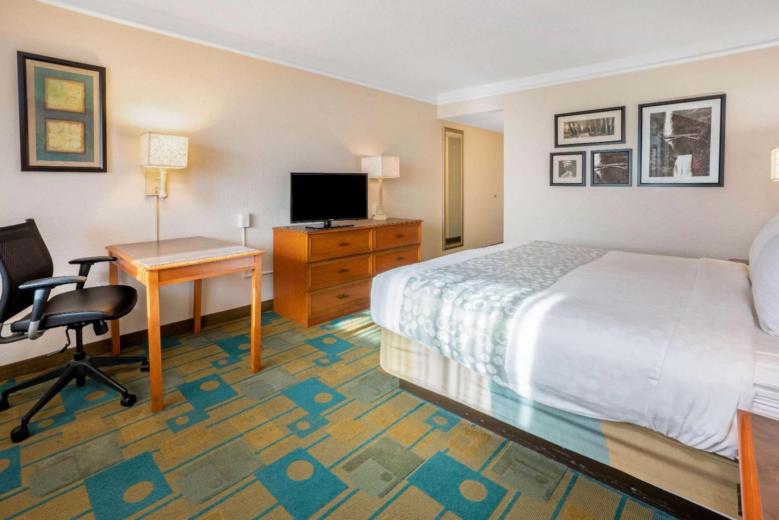 Photo of the whole room, Bed in La Quinta by Wyndham Seattle Sea-Tac Airport