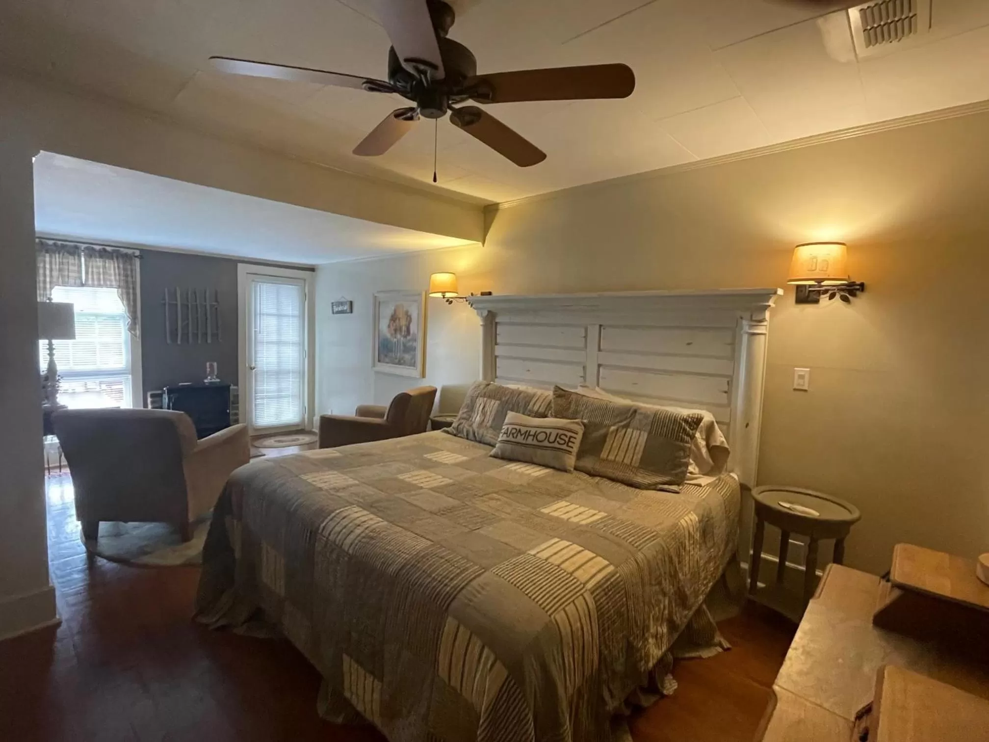 Bedroom, Bed in Folkestone Inn