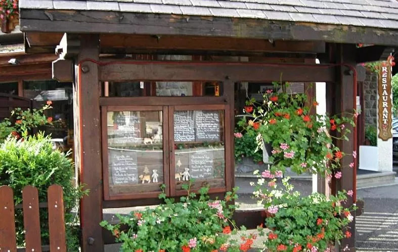 Facade/entrance in Hôtel Les Glaciers