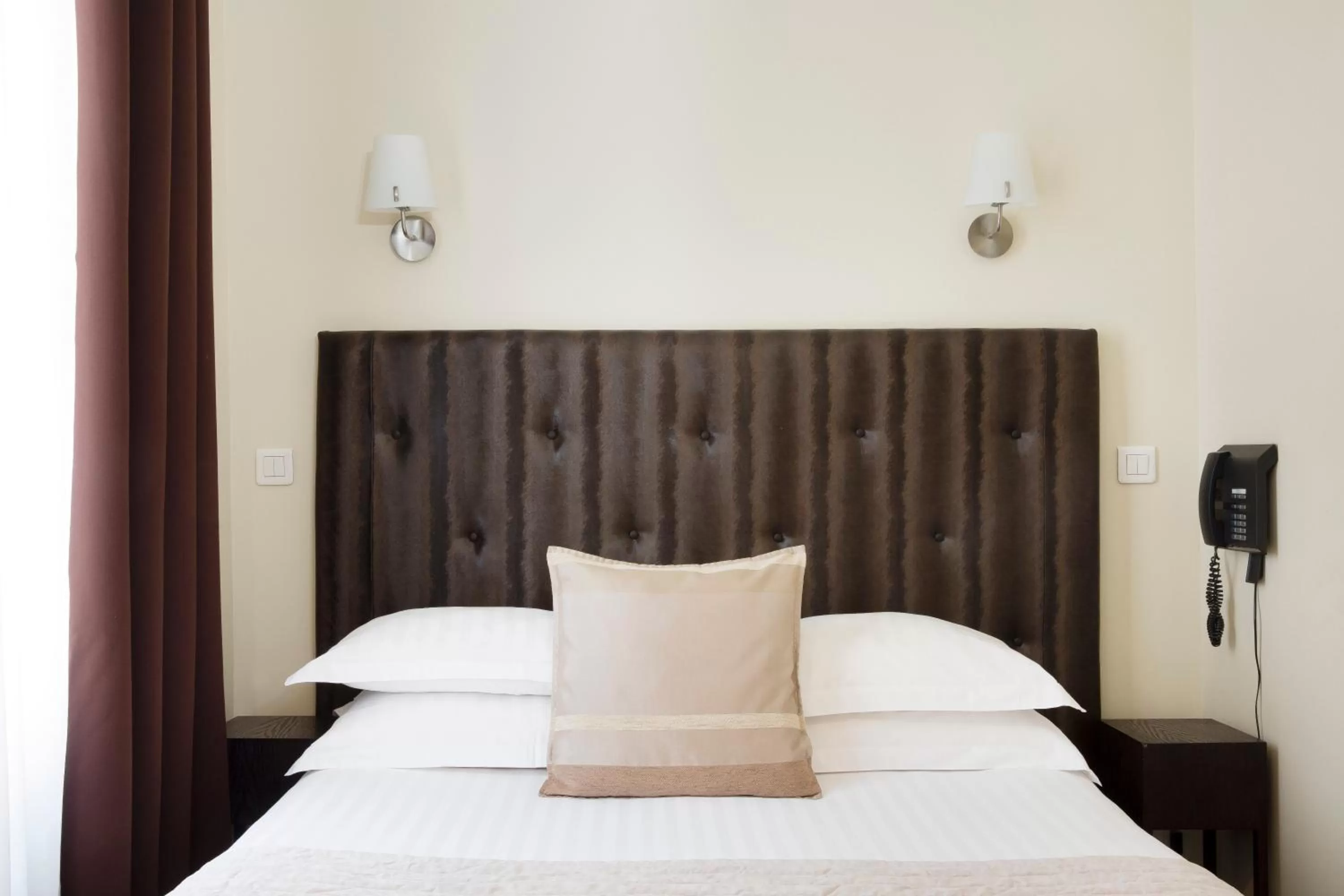 Photo of the whole room, Bed in Lion d'Or Paris Hotel