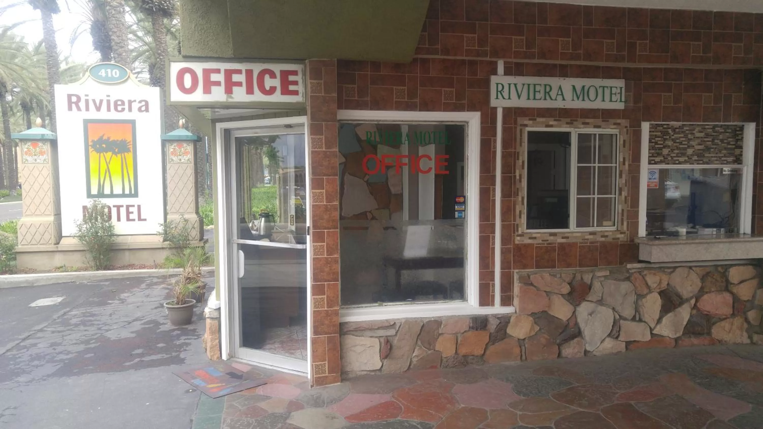 Facade/entrance in Riviera Motel