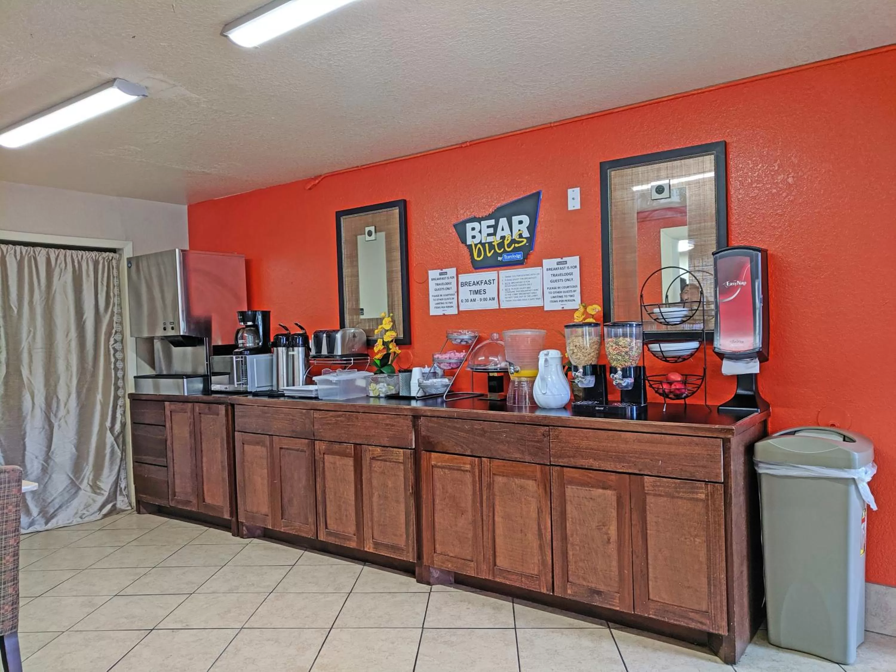 Lobby or reception in Travelodge by Wyndham Houston Hobby Airport