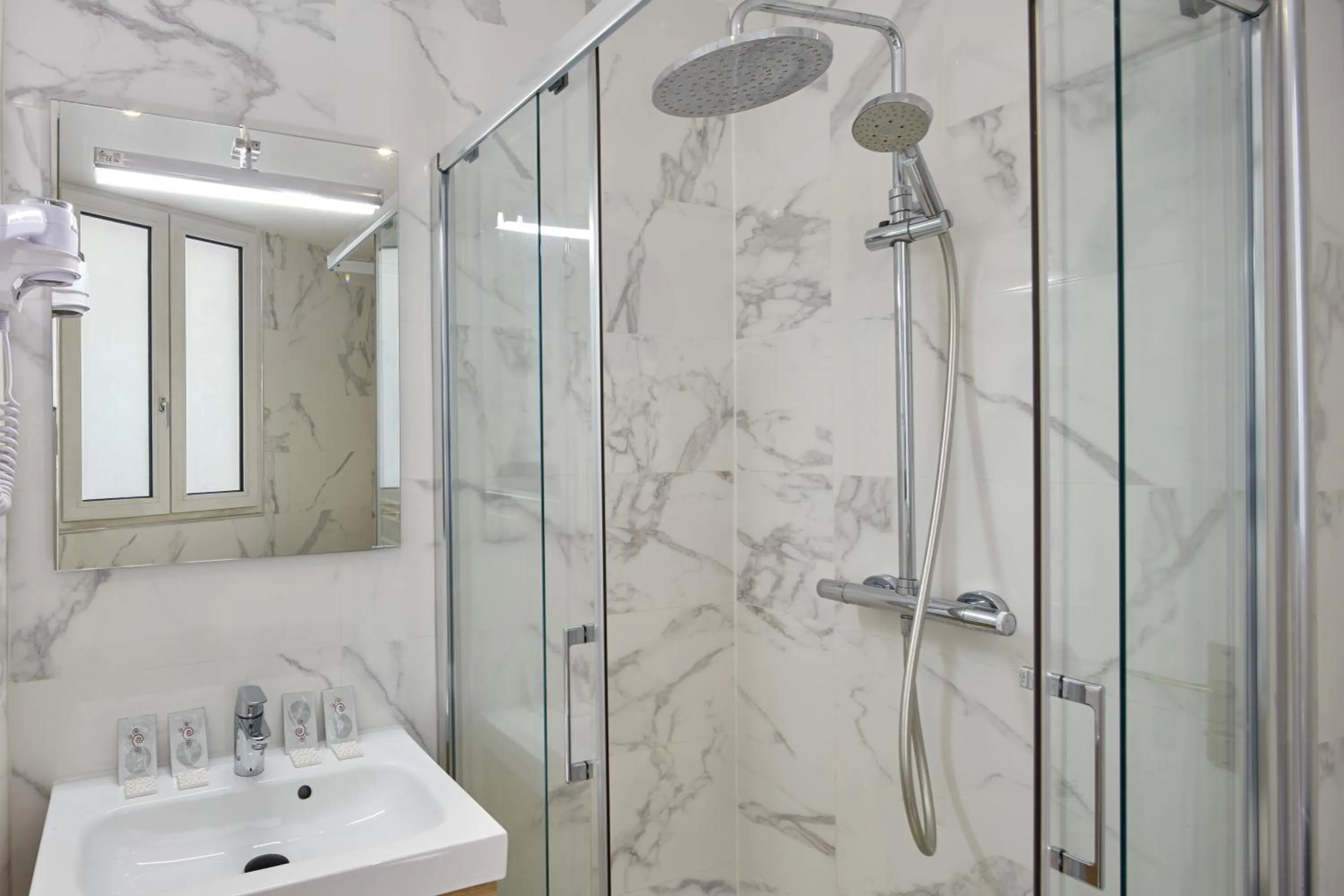 Bathroom in Grand Hotel Nouvel Opera