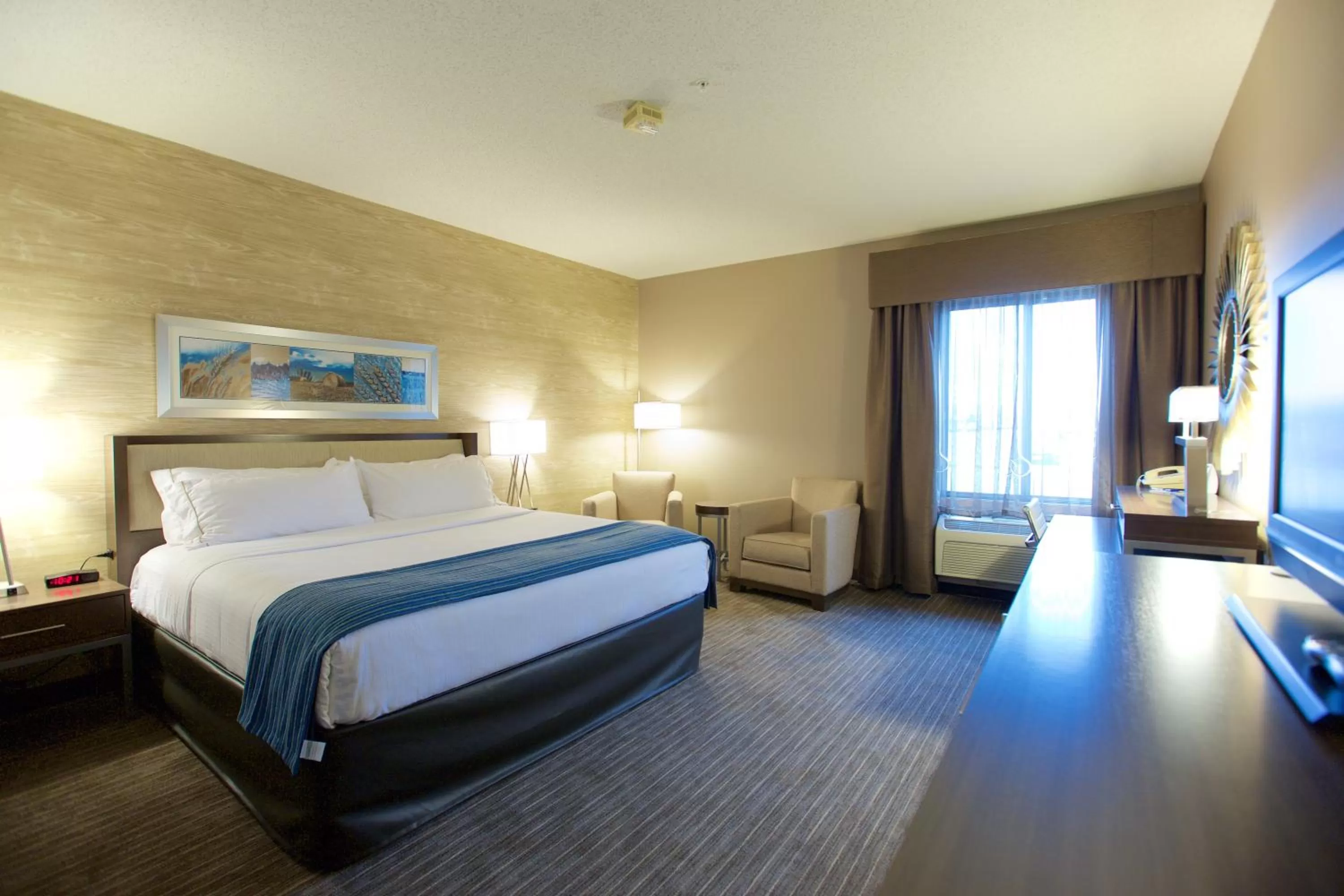 Photo of the whole room, Bed in Holiday Inn Express Fargo - West Acres by IHG