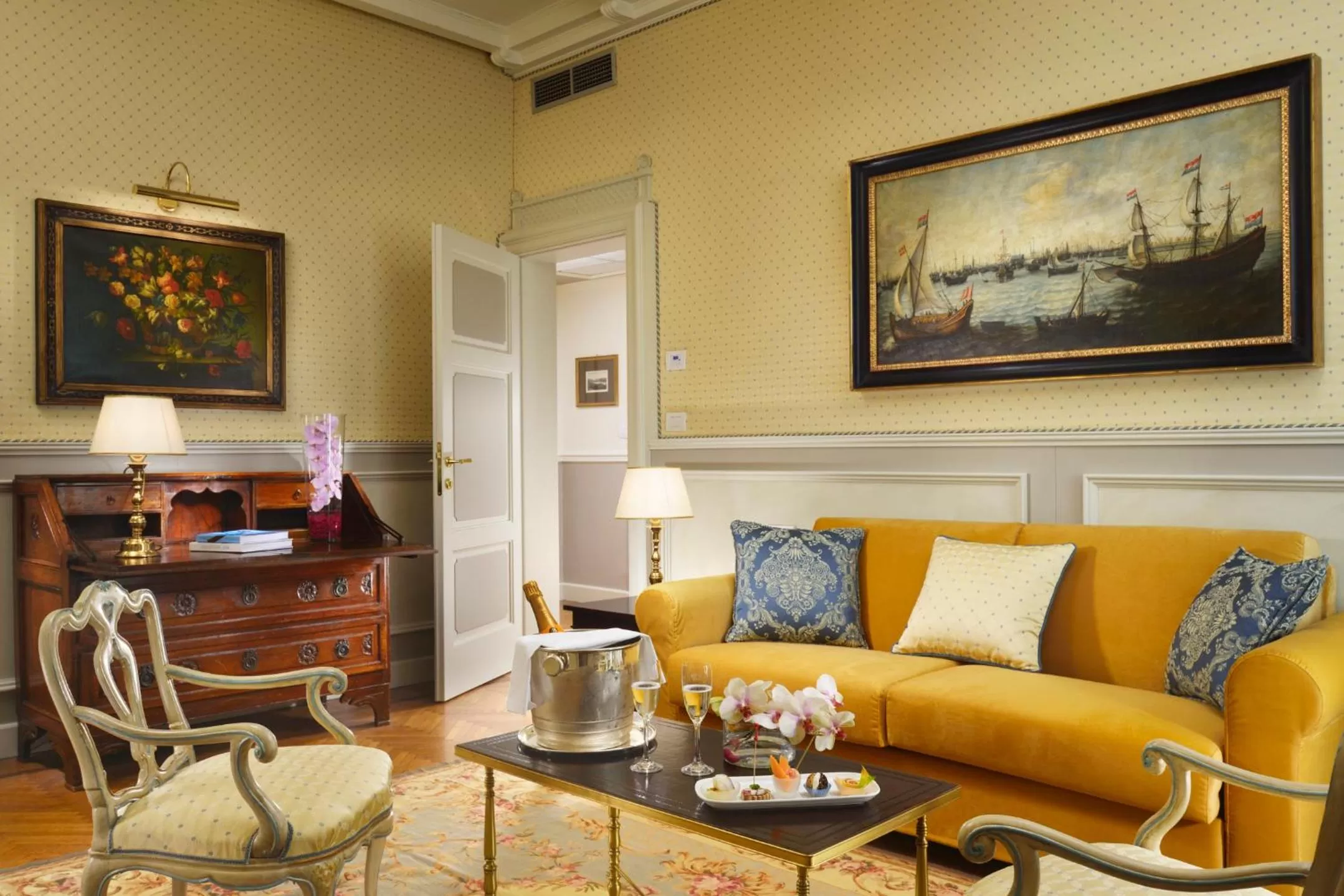 Living room in Royal Hotel Sanremo