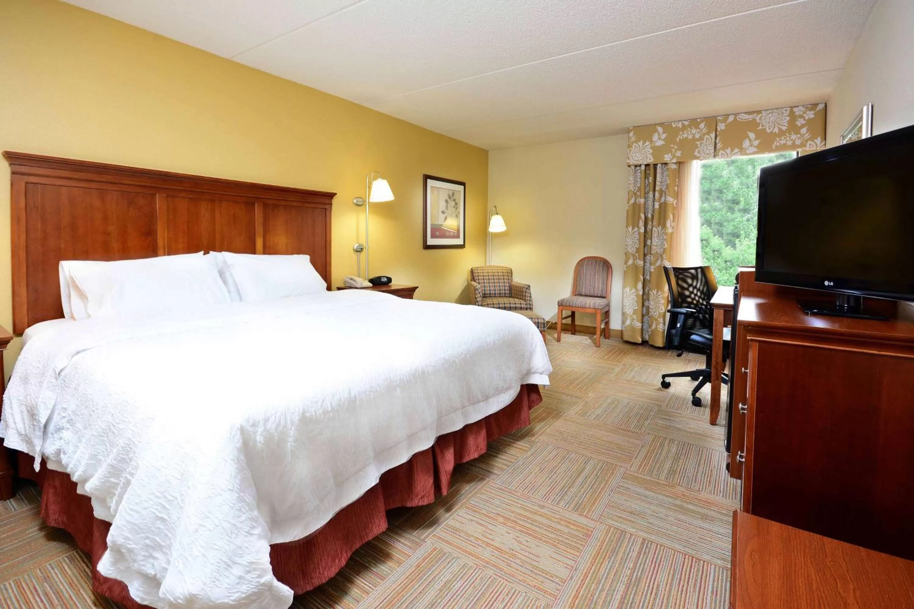 Bed in Hampton Inn Raleigh Capital Blvd North