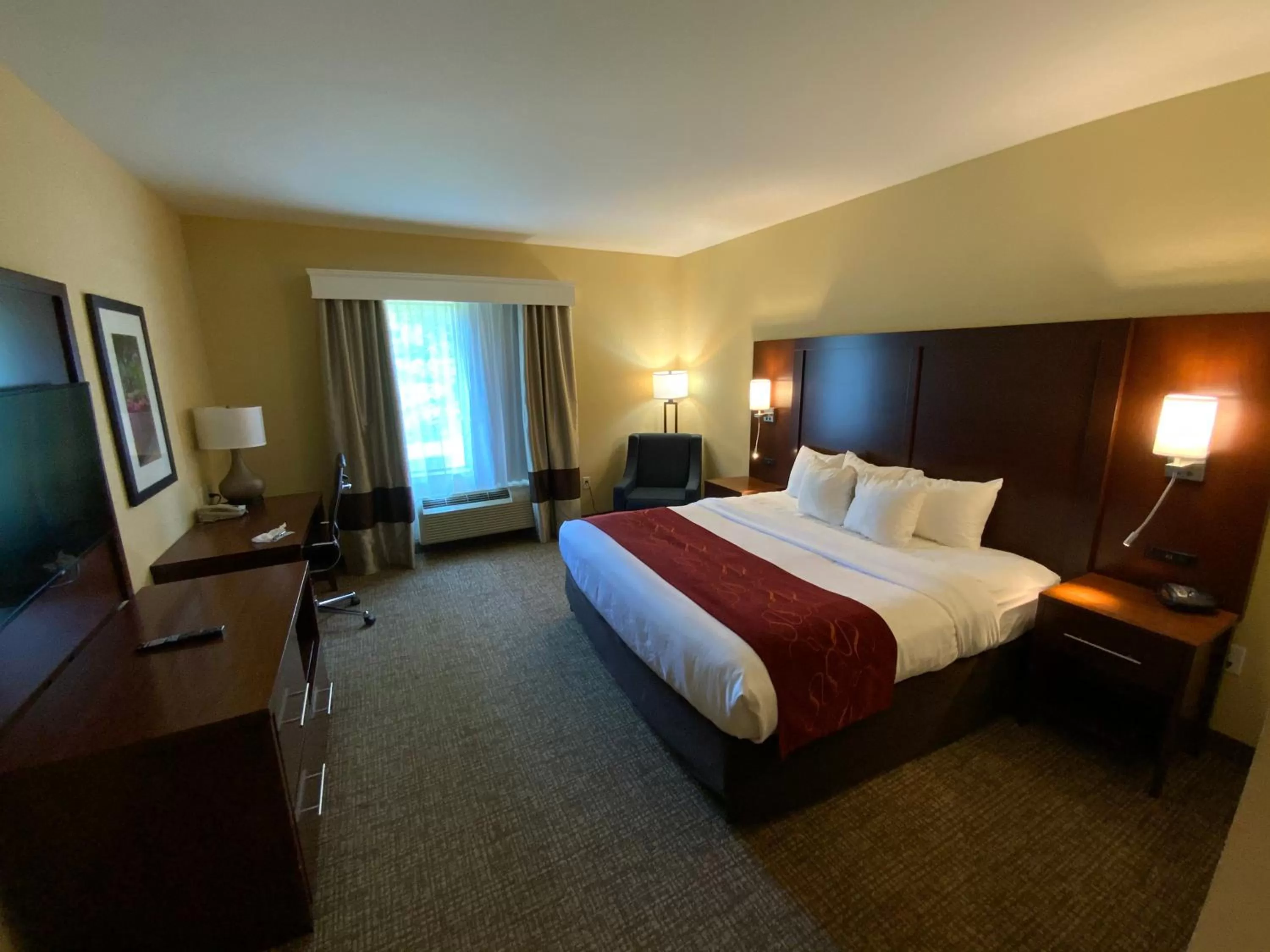 Photo of the whole room, Bed in Comfort Suites Fredericksburg North