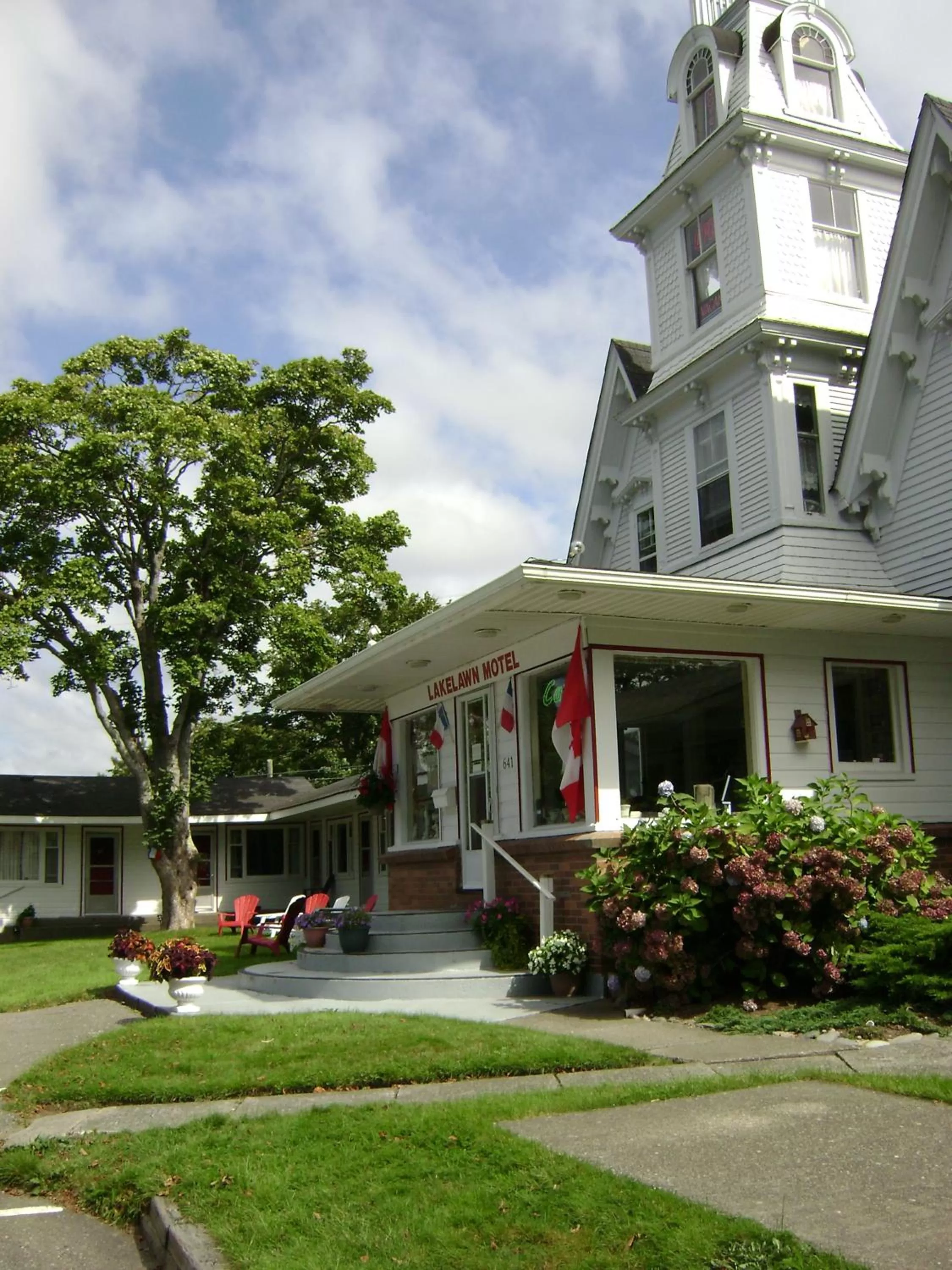 Facade/entrance in Lakelawn B&B and Motel