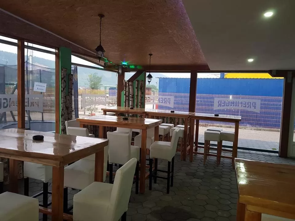 Balcony/Terrace, Restaurant/Places to Eat in Motel Medium