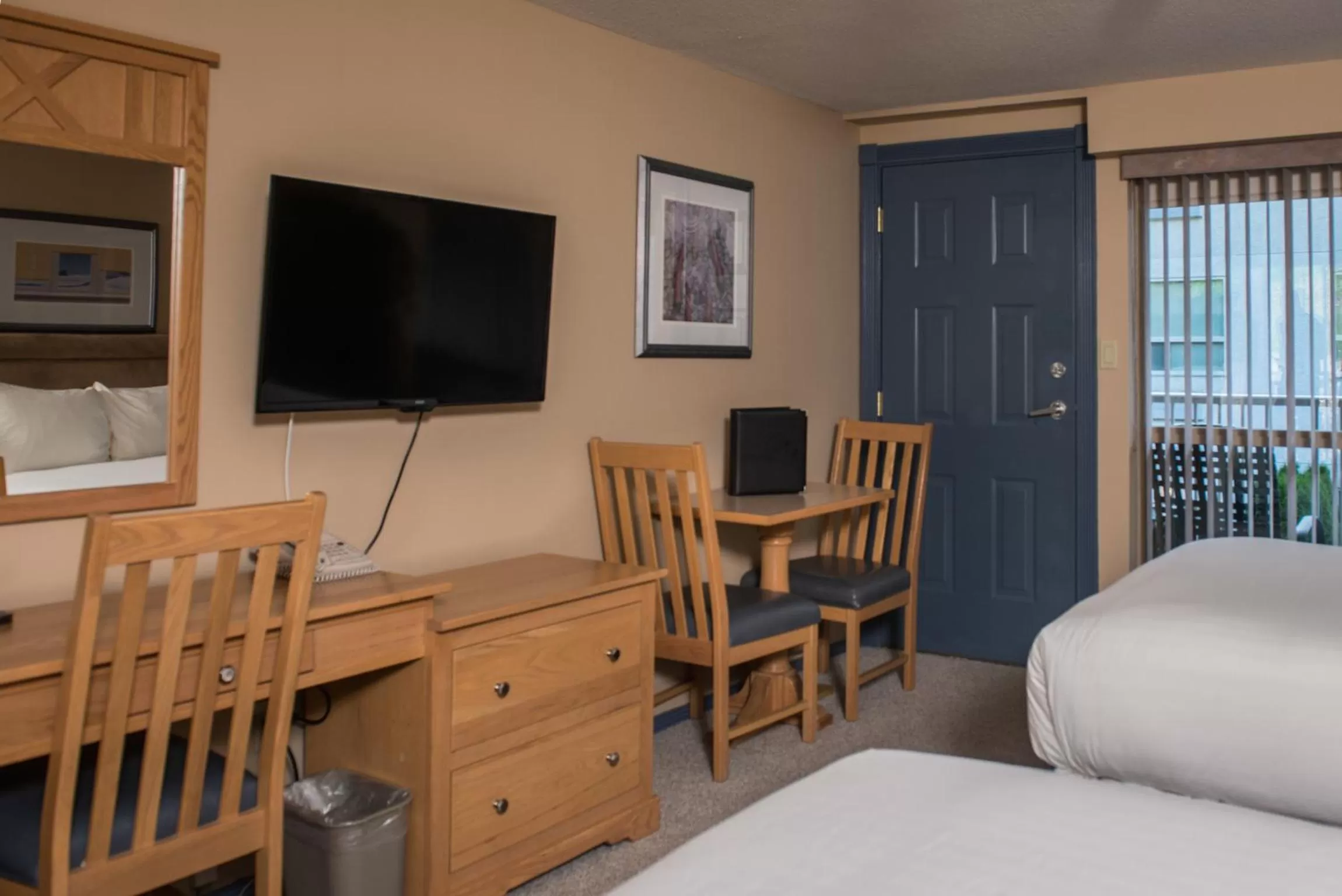 Photo of the whole room, Bed in Hilltop Inn - Salmon Arm