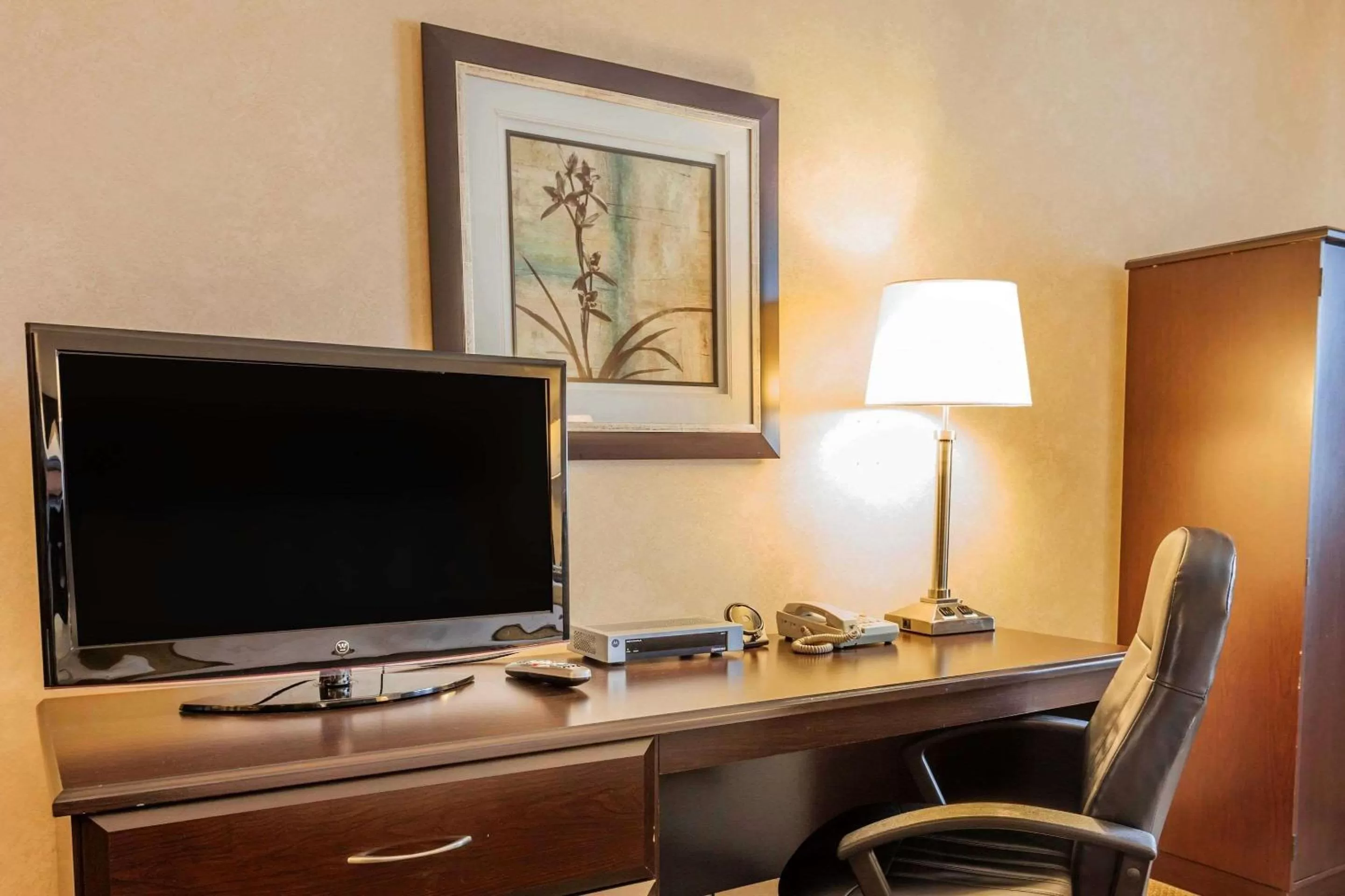 Photo of the whole room, TV/Entertainment Center in Quality Inn Arlington