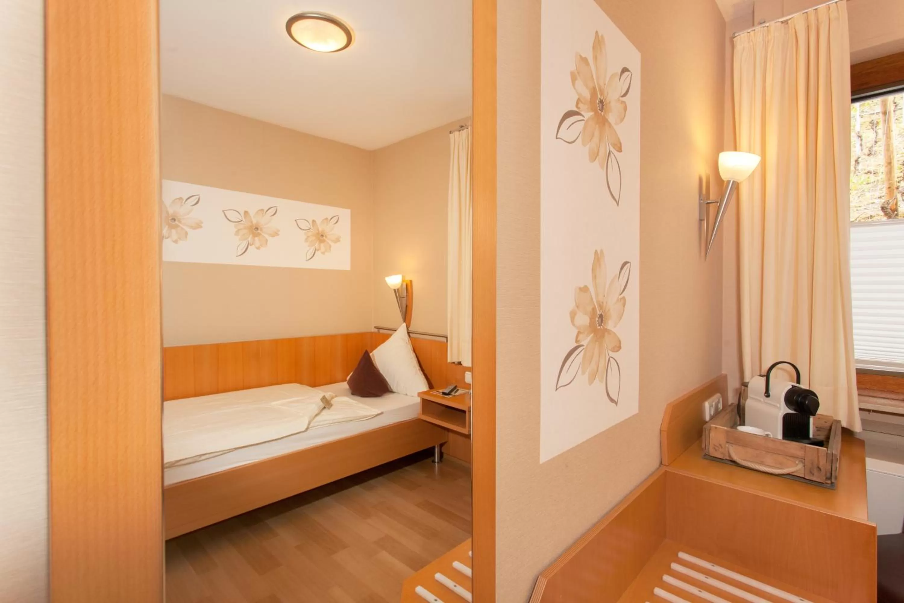 Photo of the whole room, Bed in Moselhaus Weiskopf