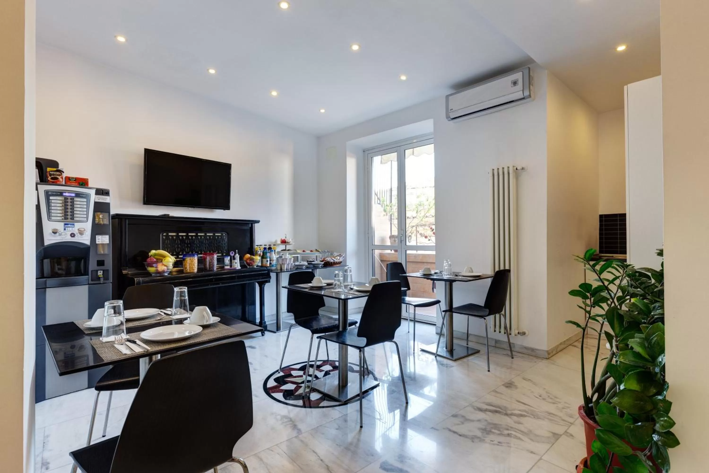 Communal lounge/ TV room in Little Rhome Suites