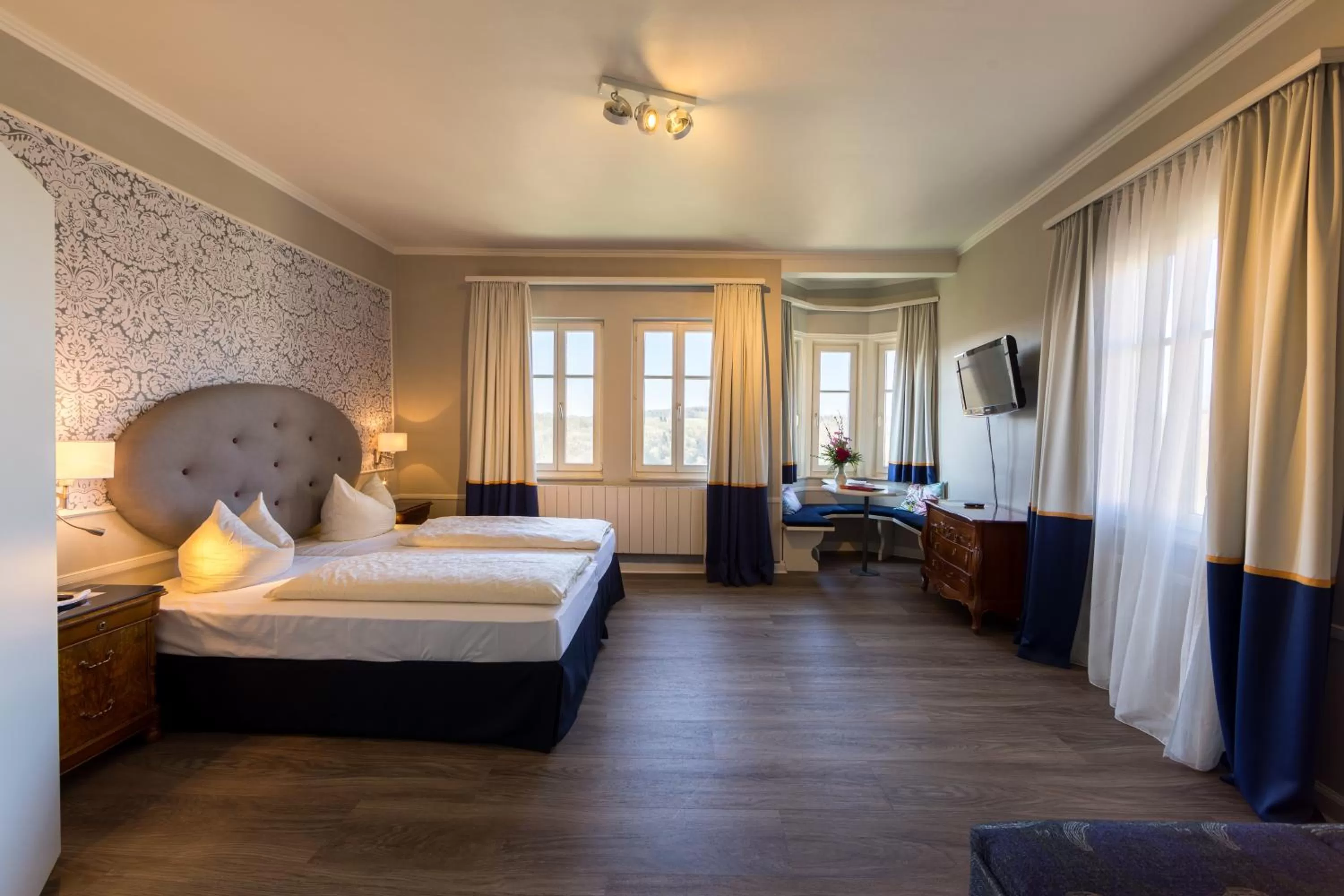 Bed in Historik Hotel Goldener Hirsch Rothenburg