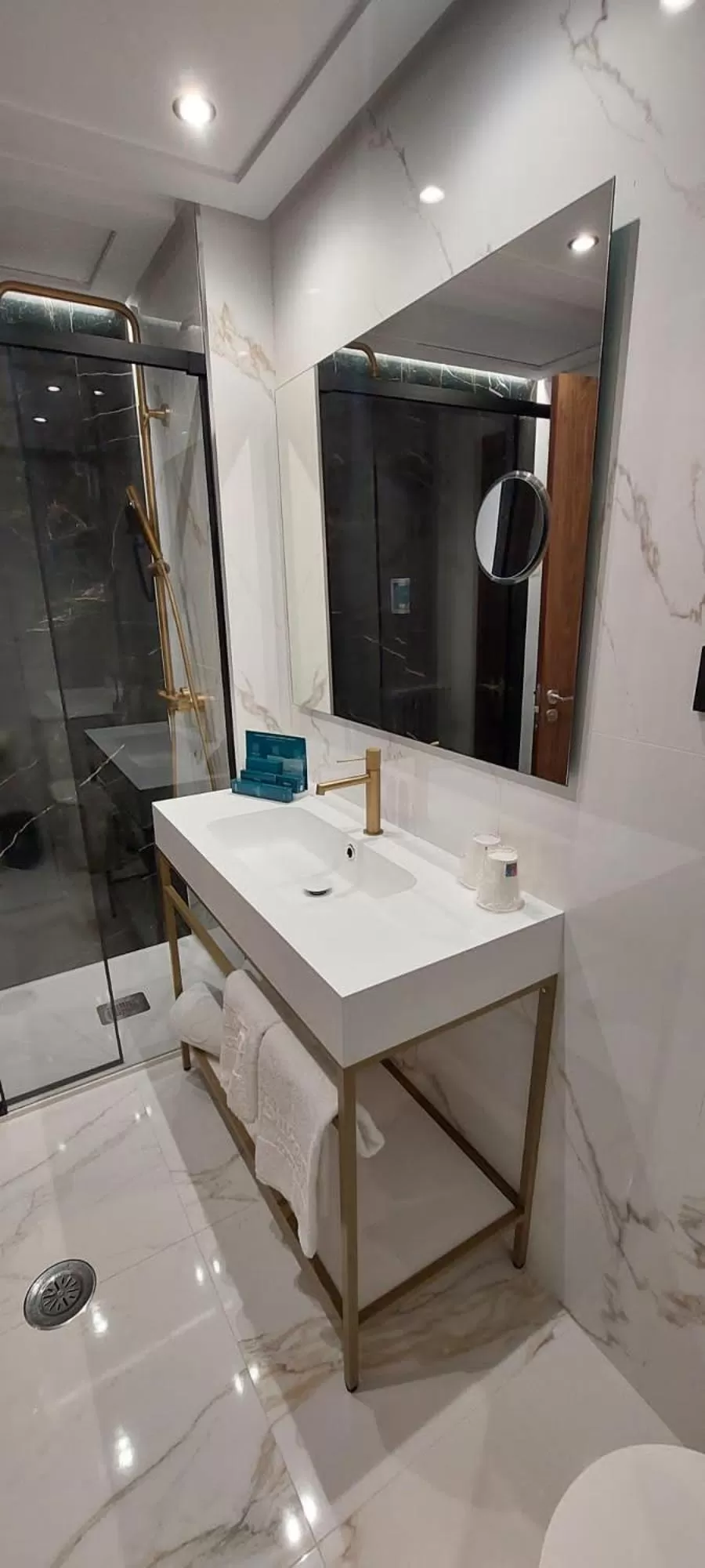 Bathroom in Silken Luis de León